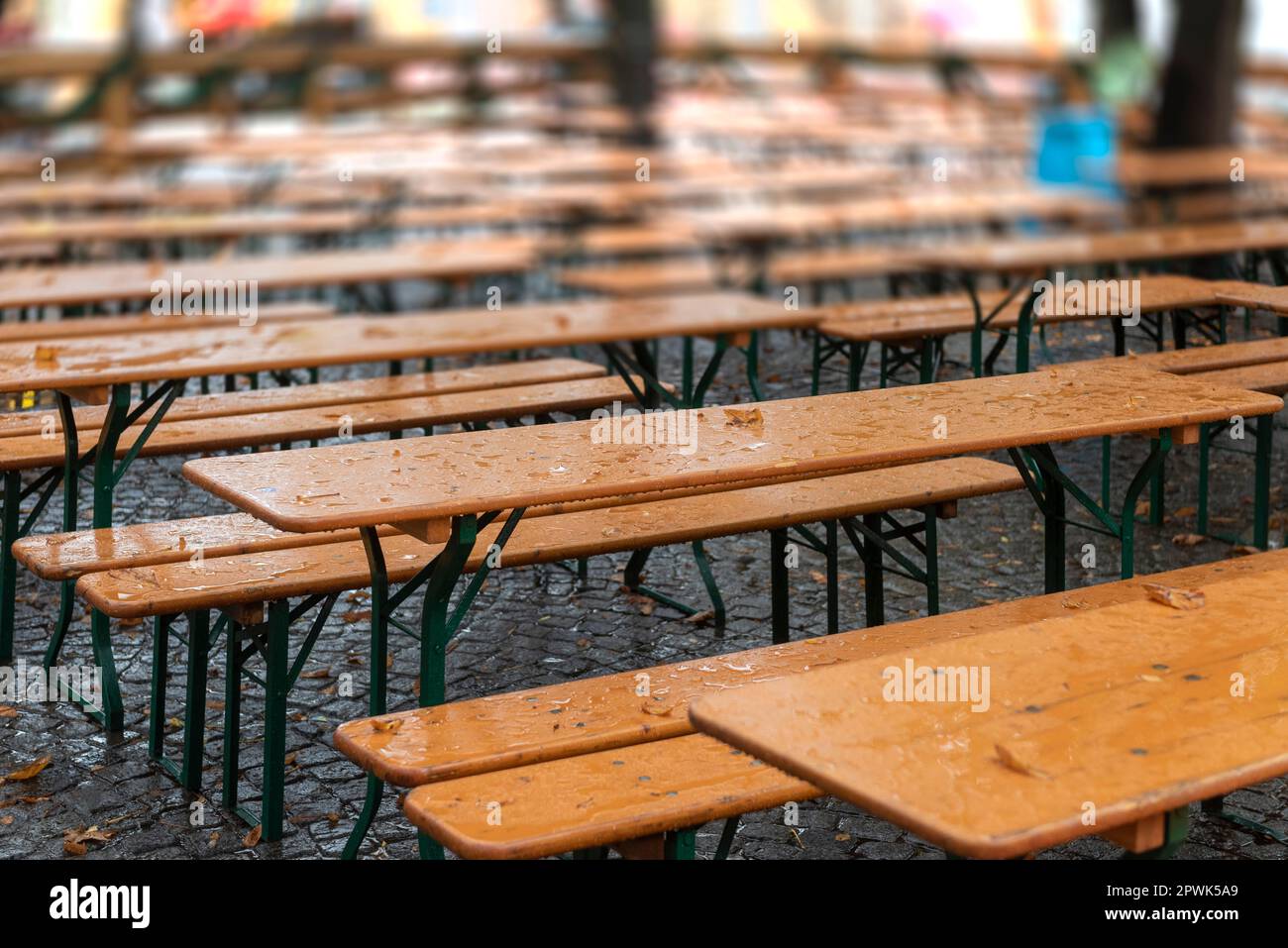 Tables et bancs de bière vides et humides par temps pluvieux Banque D'Images