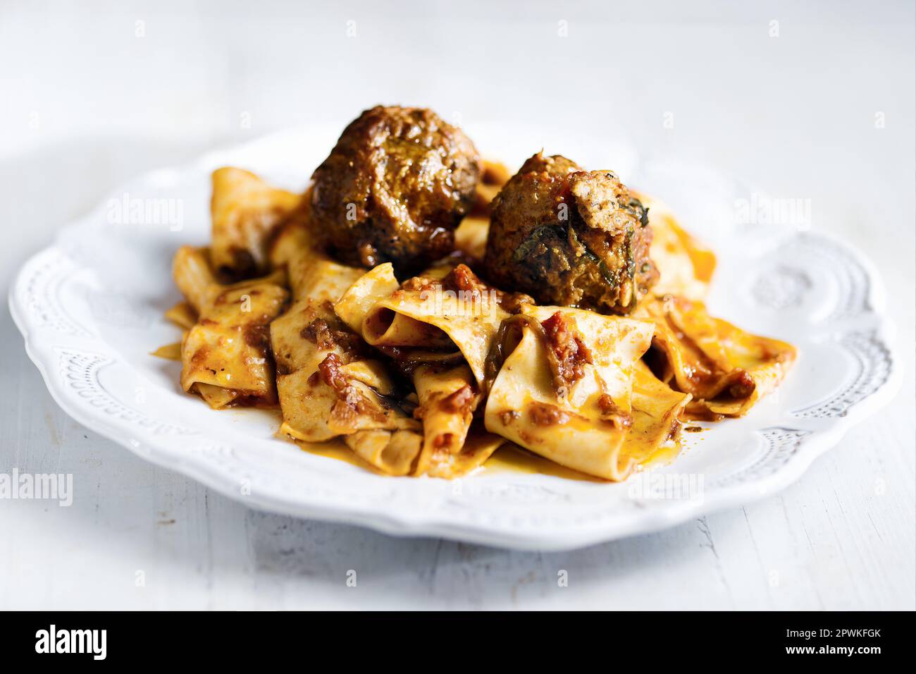 cuisine italienne rustique de confort traditionnel pappardelle dans la sauce bolognaise meatball Banque D'Images