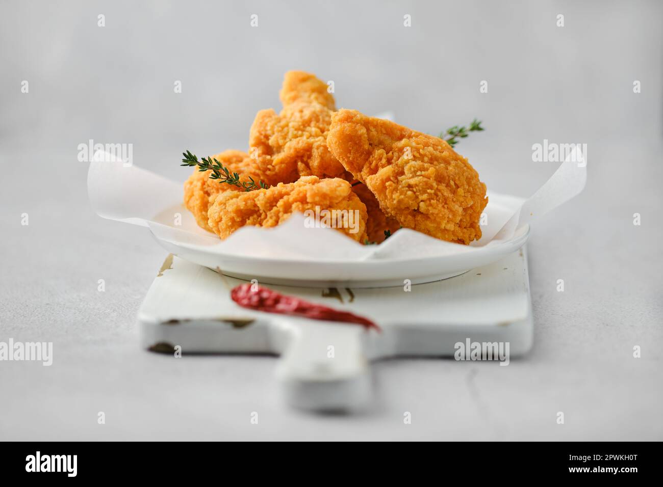 Gros plan avec faible profondeur de champ de viande de poulet épicée frite Banque D'Images