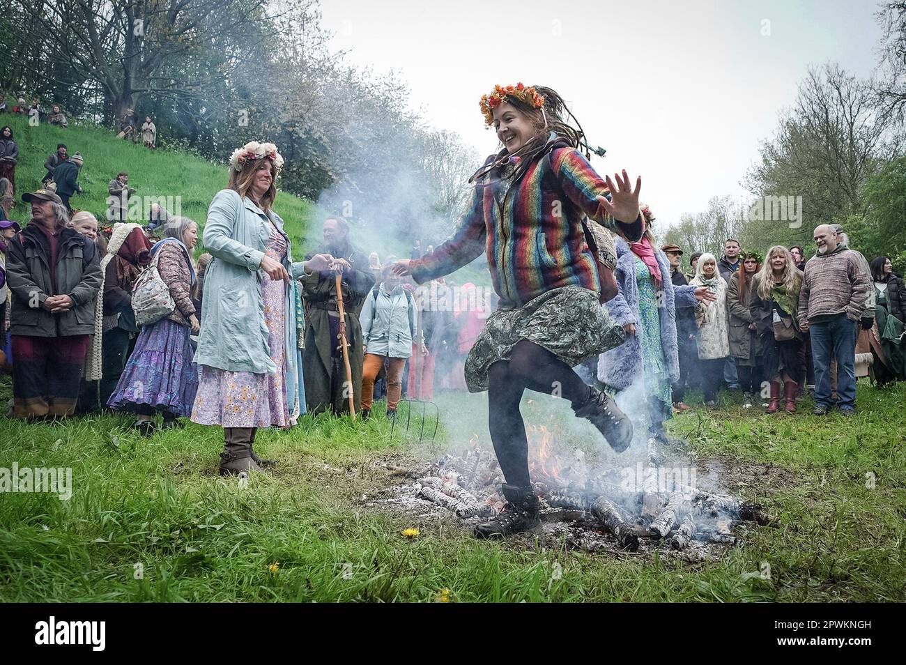Glastonbury, Royaume-Uni. 1st mai 2023. Célébrations et bénédictions de Beltane avec saut de feu à la Chalice ainsi qu'une partie d'une tradition païenne pour célébrer l'arrivée de l'été. Credit: Guy Corbishley/Alamy Live News Banque D'Images
