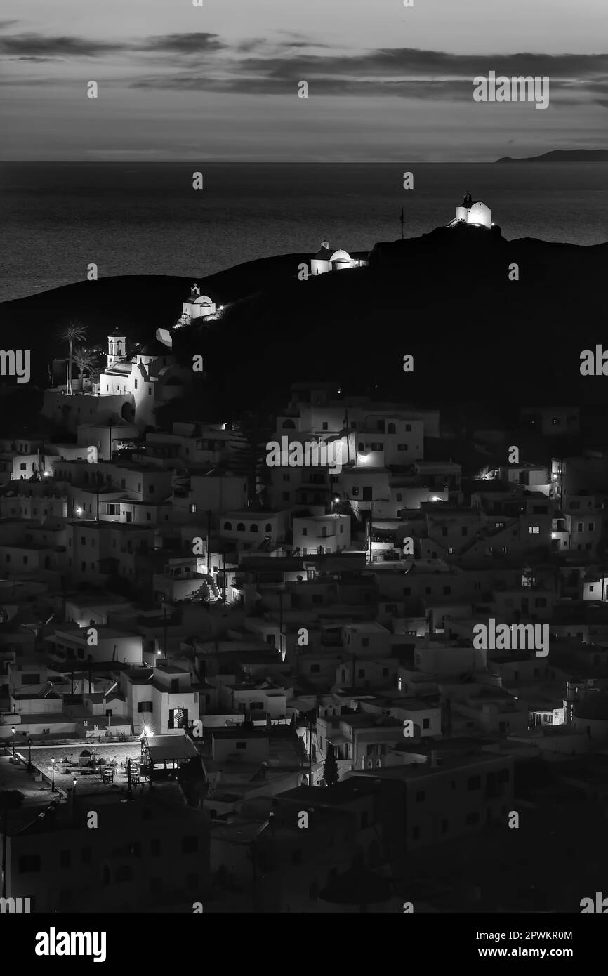 Magnifique coucher de soleil et vue panoramique sur l'île pittoresque et blanchie à la chaux d'iOS Grèce en noir et blanc Banque D'Images