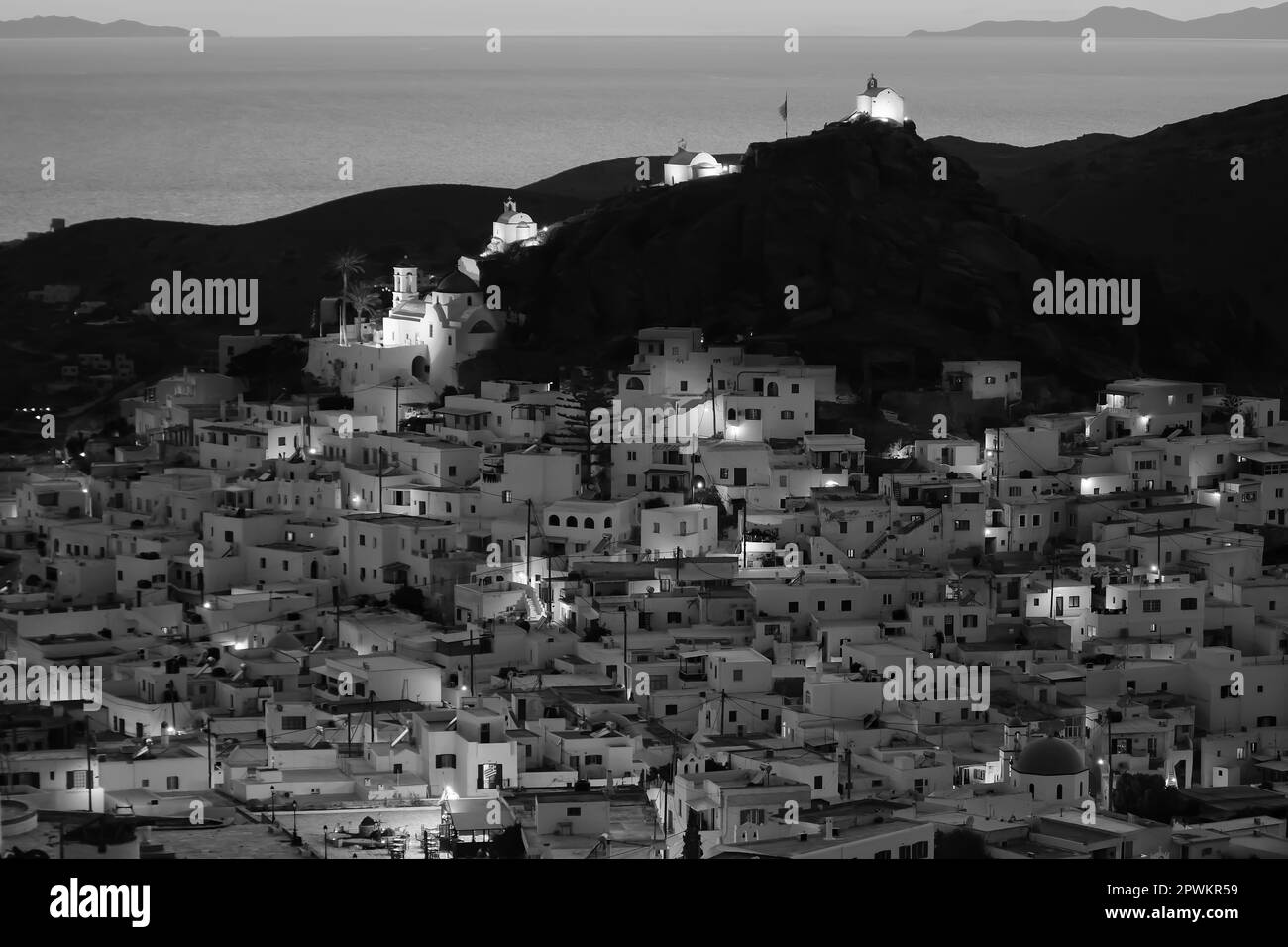 Magnifique coucher de soleil et vue panoramique sur l'île pittoresque et blanchie à la chaux d'iOS Grèce en noir et blanc Banque D'Images