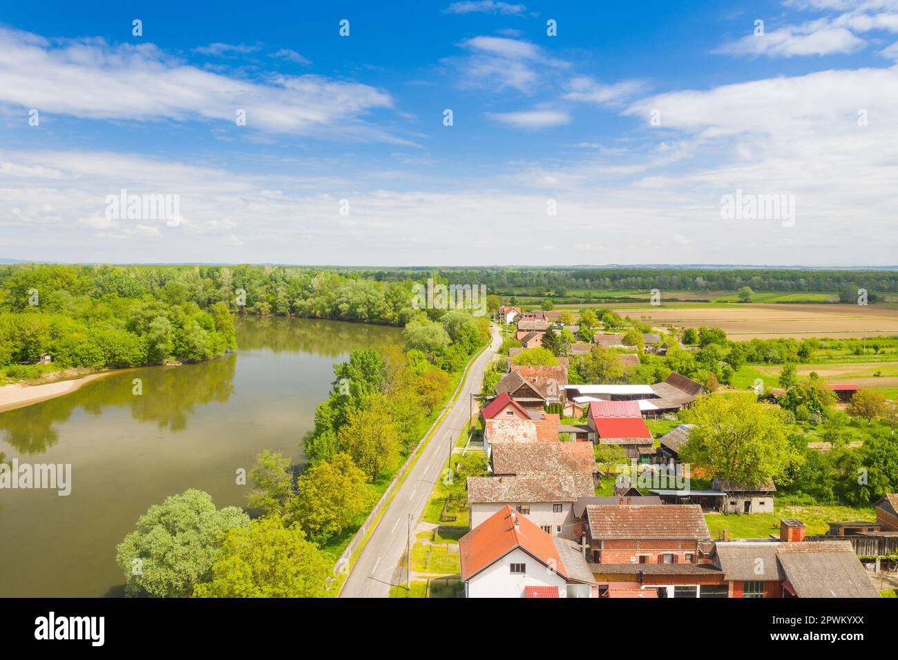 Vieux village traditionnel de Krapje avec des maisons en bois typiques, Lonjsko polje, Croatie, vue aérienne Banque D'Images