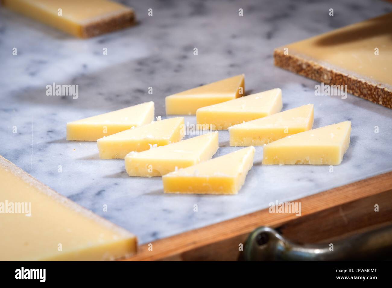 des morceaux de fromage dégustés pour le déjeuner ou l'apéritif sur une table en marbre Banque D'Images