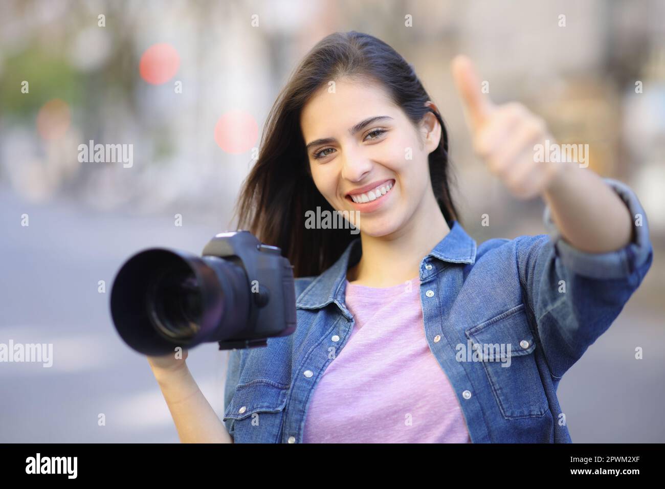 Un bon photographe qui se présente dans la rue Banque D'Images