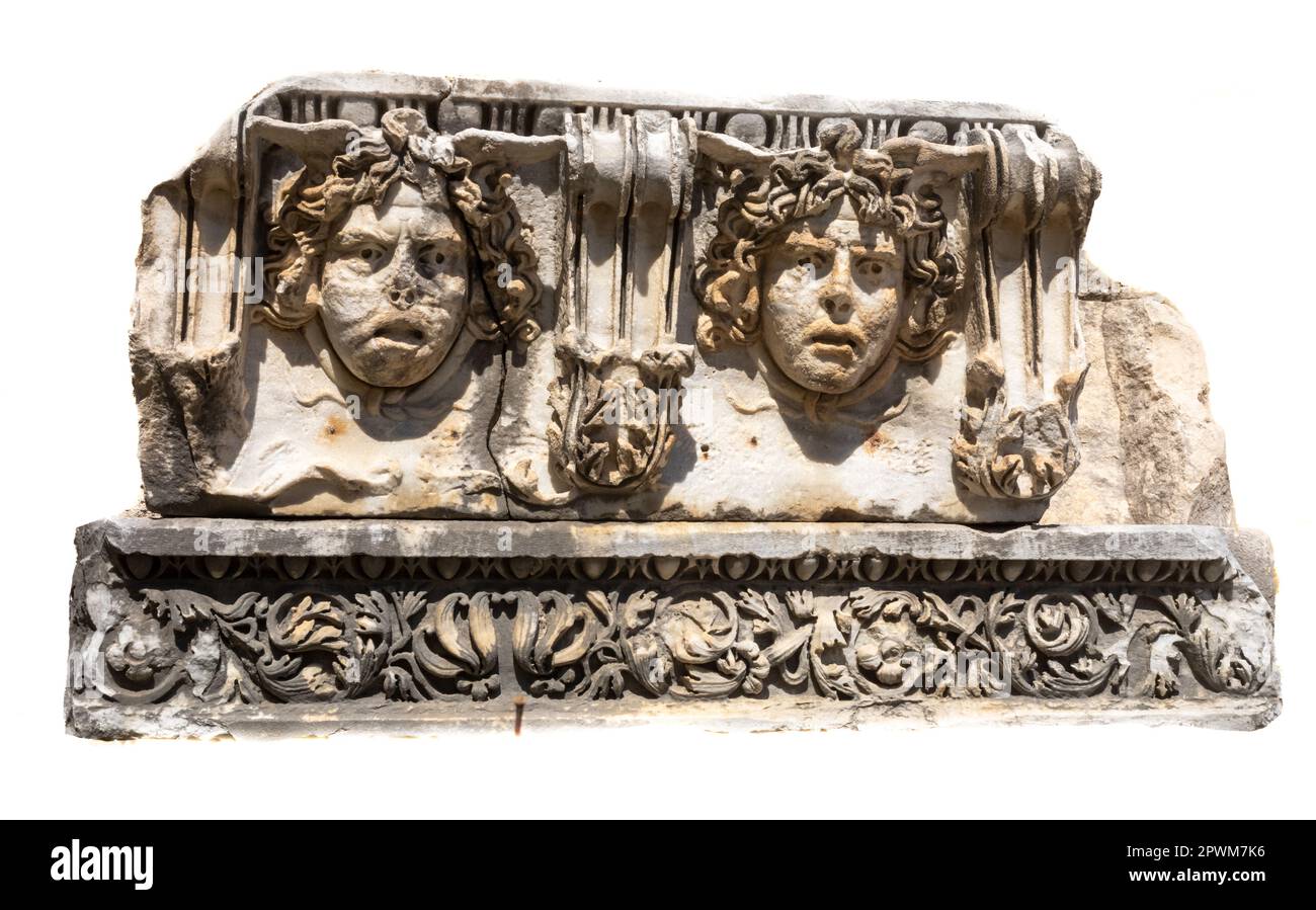 Une section de frise en pierre finement sculptée de l'époque romaine montrant des têtes de Medusa datant du 2nd siècle après J.-C. exposées dans le Side Museum, Turquie. Medus Banque D'Images