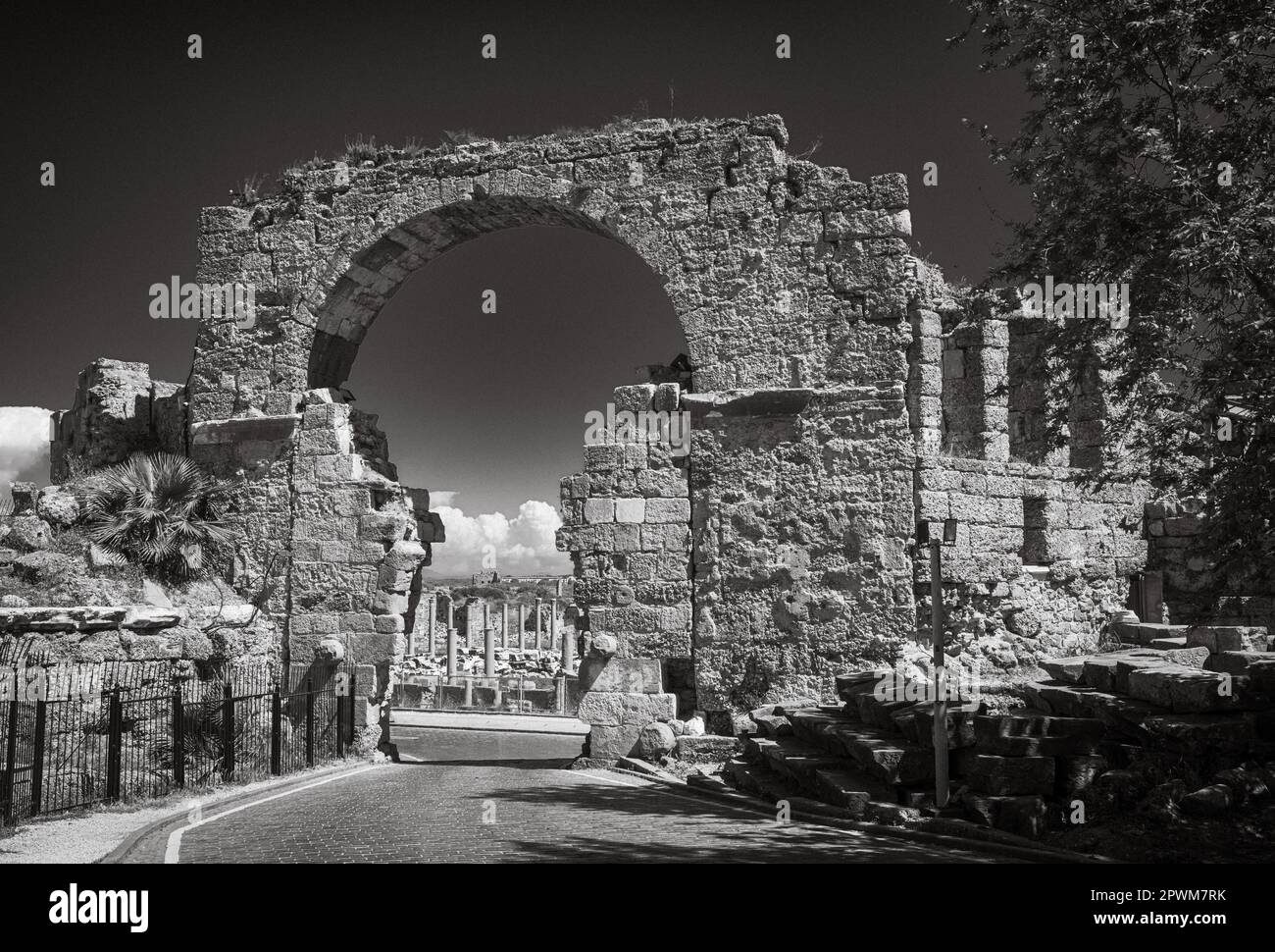 Une vue sur la porte monumentale à côté, dans la province d'Antalya, Turquie (Turkiye). Il a été construit pendant le règne de l'empereur romain Vespasien en 1st Banque D'Images