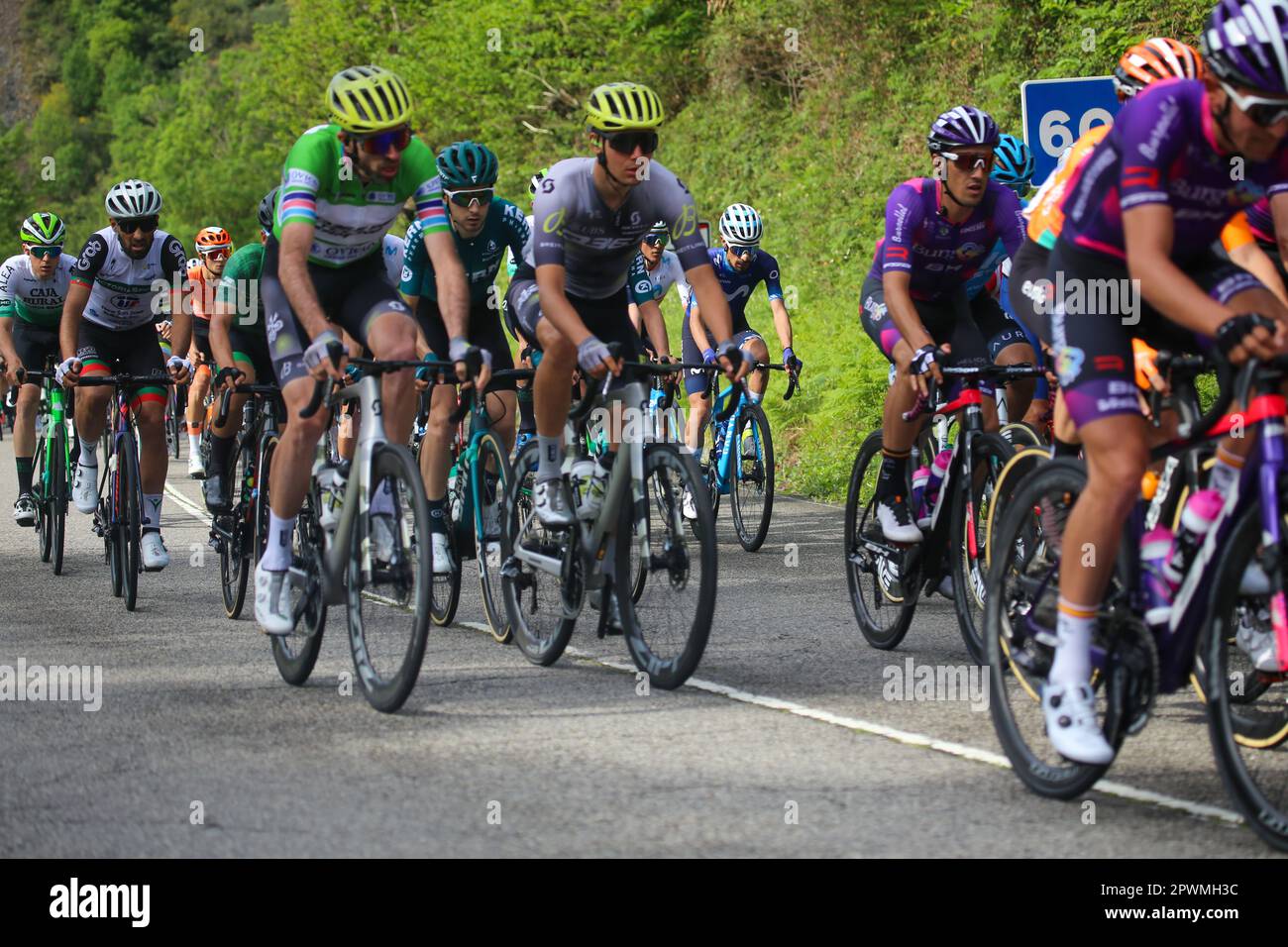 La Floride, Espagne. 30th avril 2023. Cavaliers dans le peloton pendant la phase 3rd de la Vuelta a Asturies 2023 entre Cangas del Narcea et Oviedo, sur 30 avril 2023, à la Floride, Espagne. (Photo d'Alberto Brevers/Pacific Press) crédit: Pacific Press Media production Corp./Alamy Live News Banque D'Images
