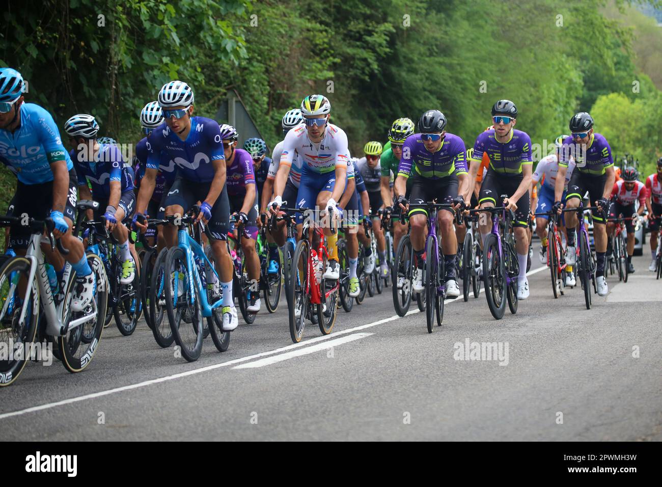 La Rodriga, Espagne. 30th avril 2023. Cavaliers dans le peloton pendant la phase 3rd de la Vuelta a Asturies 2023 entre Cangas del Narcea et Oviedo, sur 30 avril 2023, à la Rodriga, Espagne. (Photo d'Alberto Brevers/Pacific Press) crédit: Pacific Press Media production Corp./Alamy Live News Banque D'Images