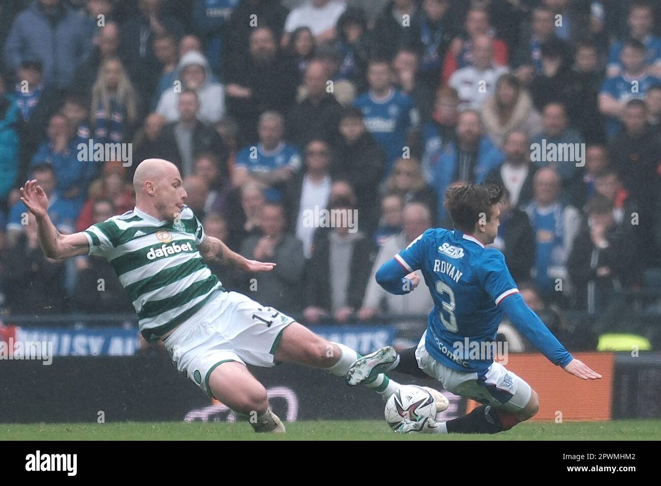 GLASGOW, ÉCOSSE - AVRIL 30 : Aaron Mooy du Celtic et Rıdvan Yılmaz des Rangers lors du demi-match final de la coupe écossaise entre les Rangers et le Celtic au parc Hampden, sur 30 avril 2023, à Glasgow, en Écosse. Alex Todd/SPP (Alex Todd/SPP) crédit: SPP Sport Press photo. /Alamy Live News Banque D'Images