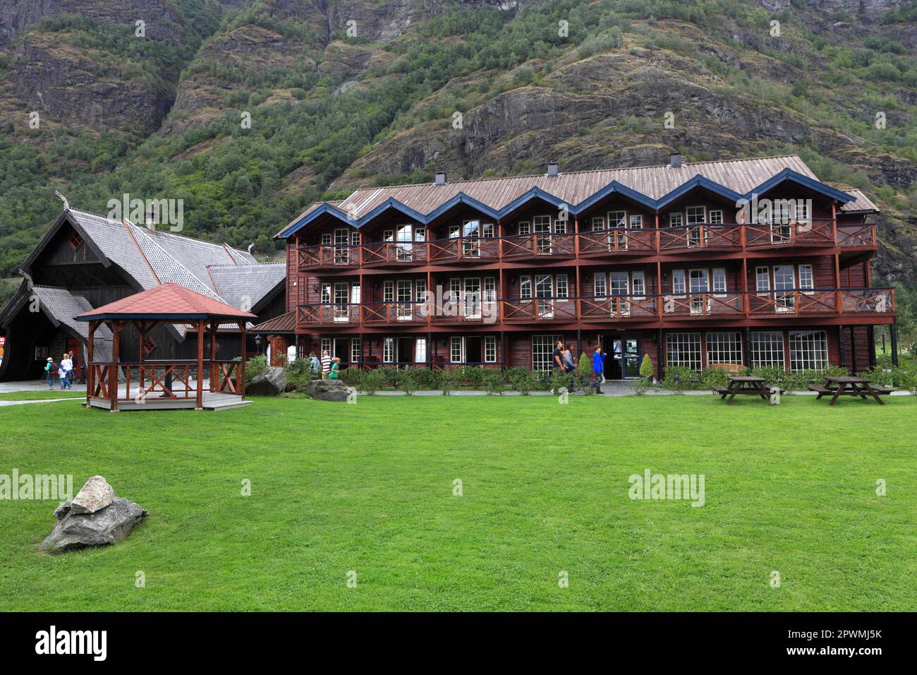 Hôtel de style norvégien en bois au village de Flam, Vallée de Flamsdalen, Sognefjorden, Fjords de l'Ouest, Norvège, Scandinavie, Europe. Banque D'Images