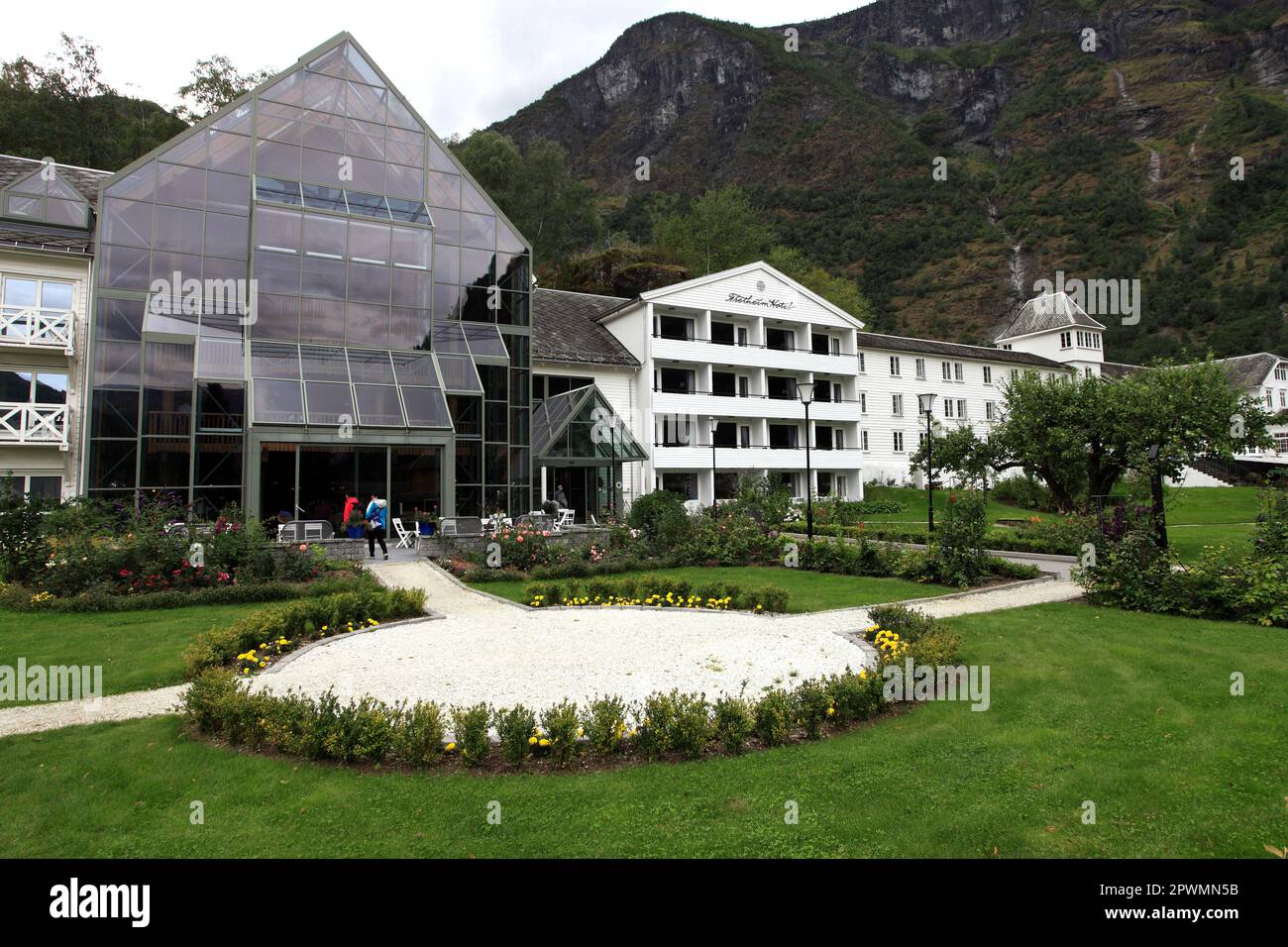 Hôtel de style norvégien en bois au village de Flam, Vallée de Flamsdalen, Sognefjorden, Fjords de l'Ouest, Norvège, Scandinavie, Europe. Banque D'Images