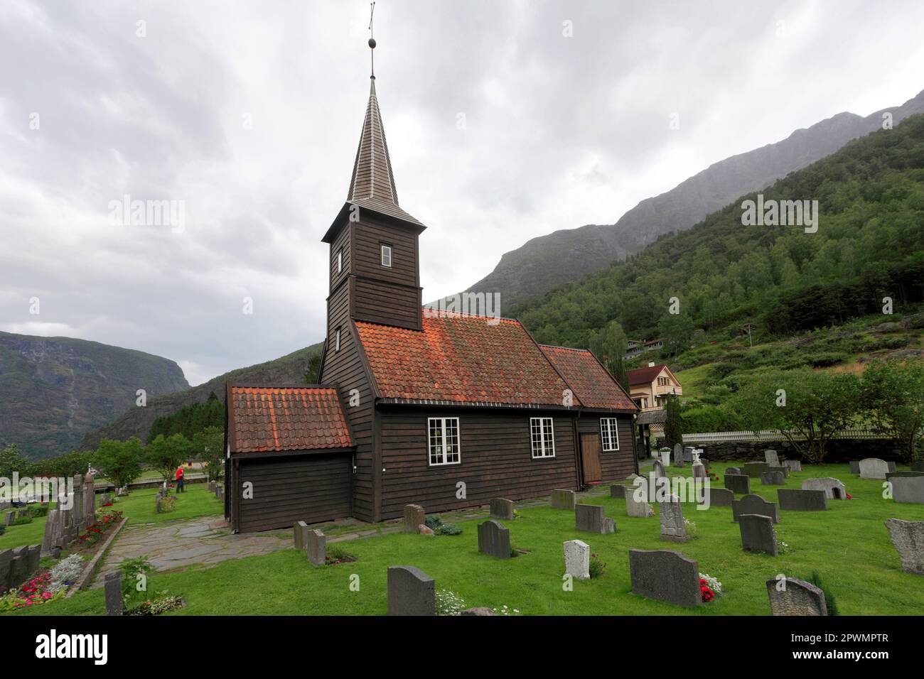 Flam église datant de 1670, Flamsdalen Valley village, Flam, le Sognefjorden, Fjords Ouest, Norvège, Scandinavie, l'Europe. Banque D'Images