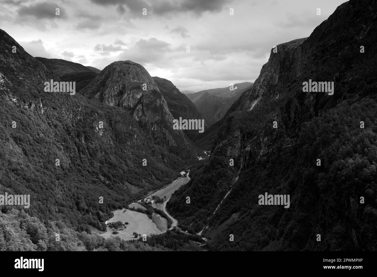 Vue vers le bas la vallée de Naerøy, UNESCO World Heritage Site, Stalheimsvegen, Hordaland, région ouest de la Norvège, Scandinavie, l'Europe. Banque D'Images