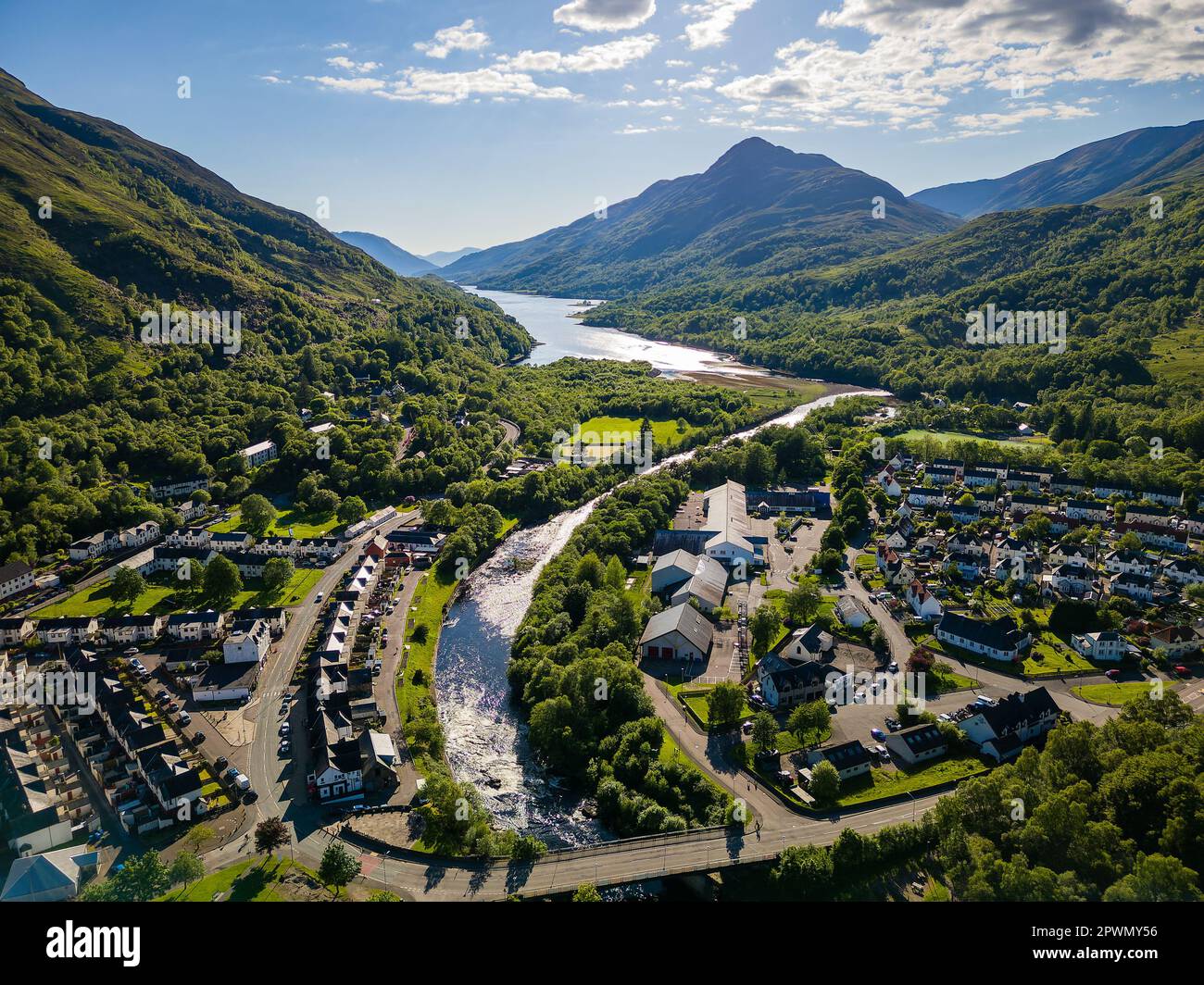 Vue aérienne de Kinlochleven et du Loch Leven dans les Highlands écossais Banque D'Images