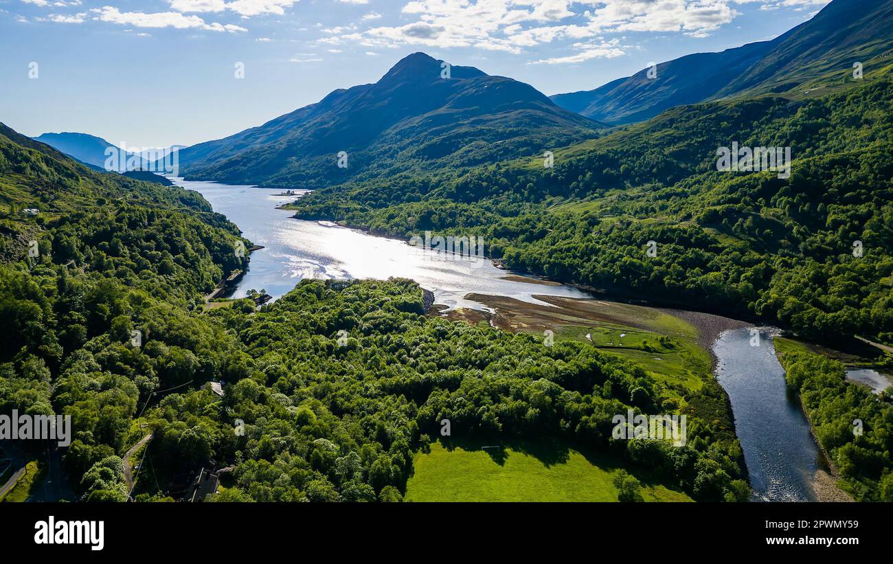 Vue aérienne de Kinlochleven et du Loch Leven dans les Highlands écossais Banque D'Images
