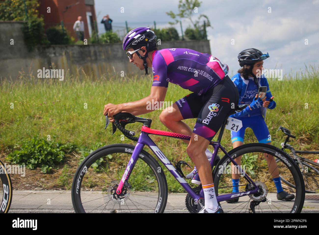 Oviedo, Asturies, Espagne. 30th avril 2023. Oviedo, Espagne, 30th avril 2023 : cavalier Burgos-BH, Pelayo Sanchez pendant la phase 3rd de Vuelta a Asturias 2023 entre Cangas del Narcea et Oviedo, sur 30 avril 2023, à Oviedo, Espagne. (Credit image: © Alberto Brevers/Pacific Press via ZUMA Press Wire) USAGE ÉDITORIAL SEULEMENT! Non destiné À un usage commercial ! Banque D'Images
