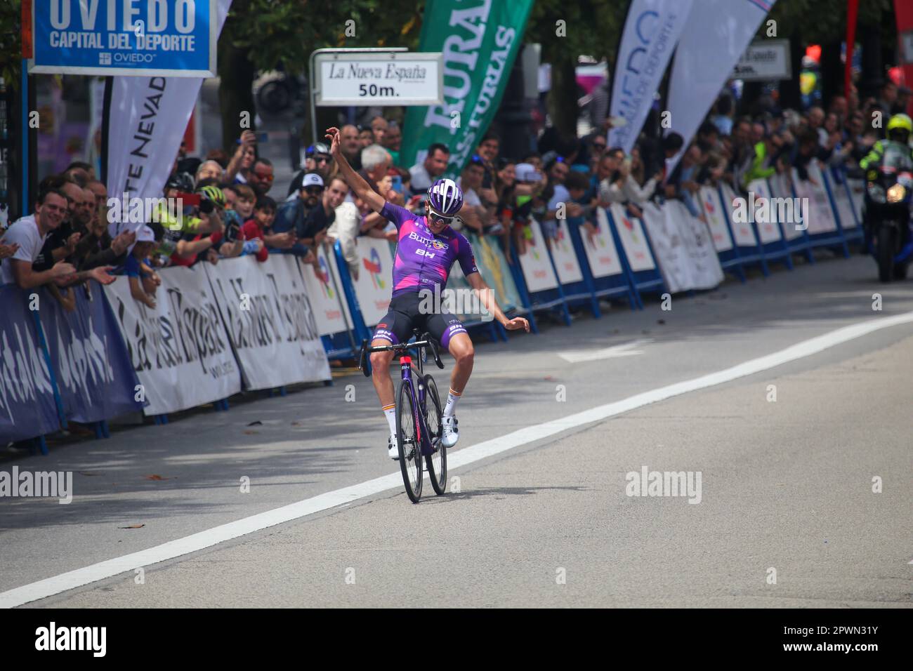 Oviedo, Asturies, Espagne. 30th avril 2023. Oviedo, Espagne, 30th avril 2023 : le cavalier Burgos-BH, Pelayo Sanchez célèbre la victoire en versant du cidre pendant la phase 3rd de la Vuelta a Asturias 2023 entre Cangas del Narcea et Oviedo, sur 30 avril 2023, à Oviedo, en Espagne. (Credit image: © Alberto Brevers/Pacific Press via ZUMA Press Wire) USAGE ÉDITORIAL SEULEMENT! Non destiné À un usage commercial ! Banque D'Images