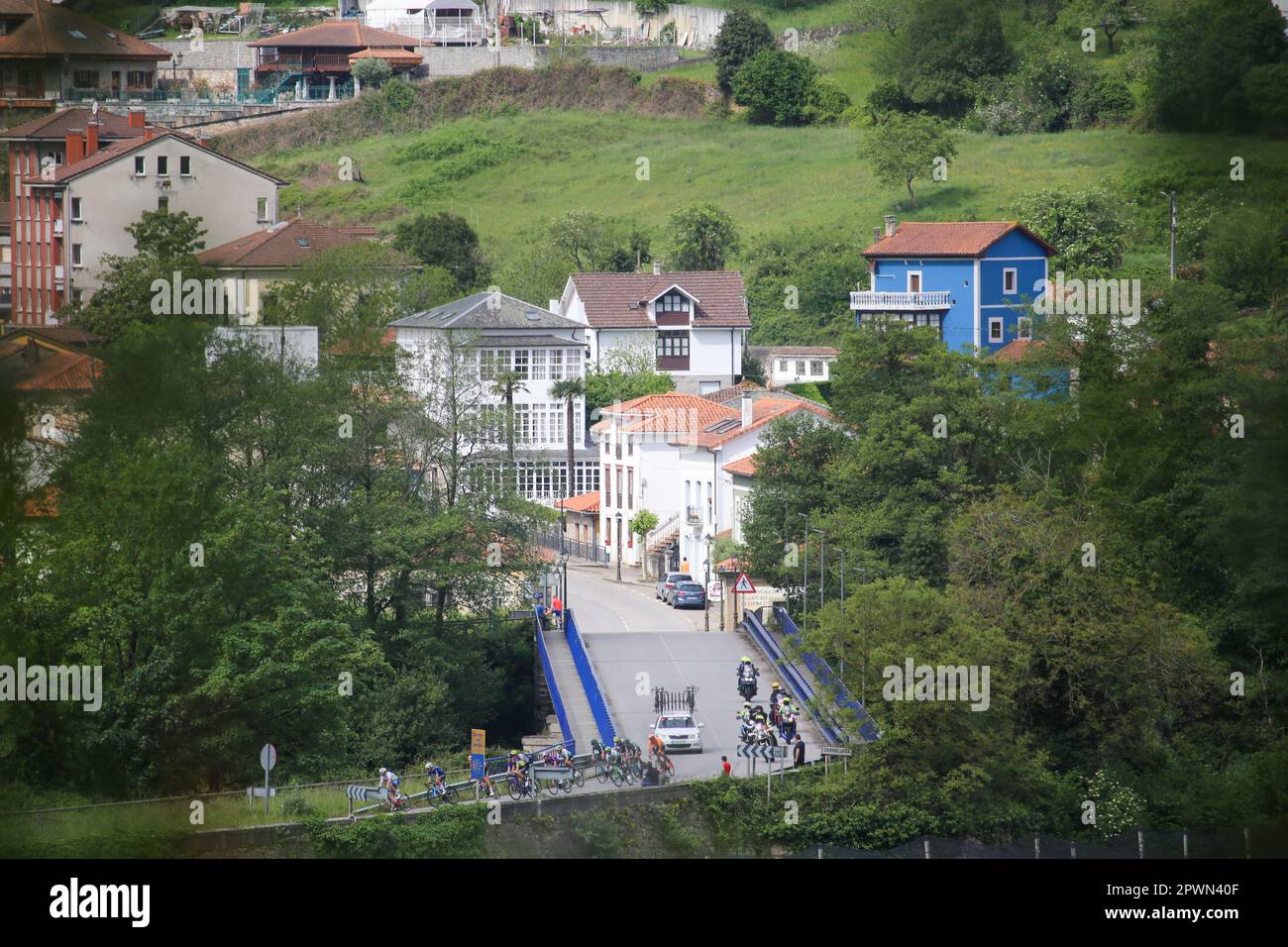 Cornellana, Asturies, Espagne. 30th avril 2023. Cornellana, Espagne, 30th avril 2023 : l'évasion commandée par Julien Simon (TotalEnergies) pendant la phase 3rd de la Vuelta a Asturias 2023 entre Cangas del Narcea et Oviedo, sur 30 avril 2023, à Cornellana, Espagne. (Credit image: © Alberto Brevers/Pacific Press via ZUMA Press Wire) USAGE ÉDITORIAL SEULEMENT! Non destiné À un usage commercial ! Banque D'Images