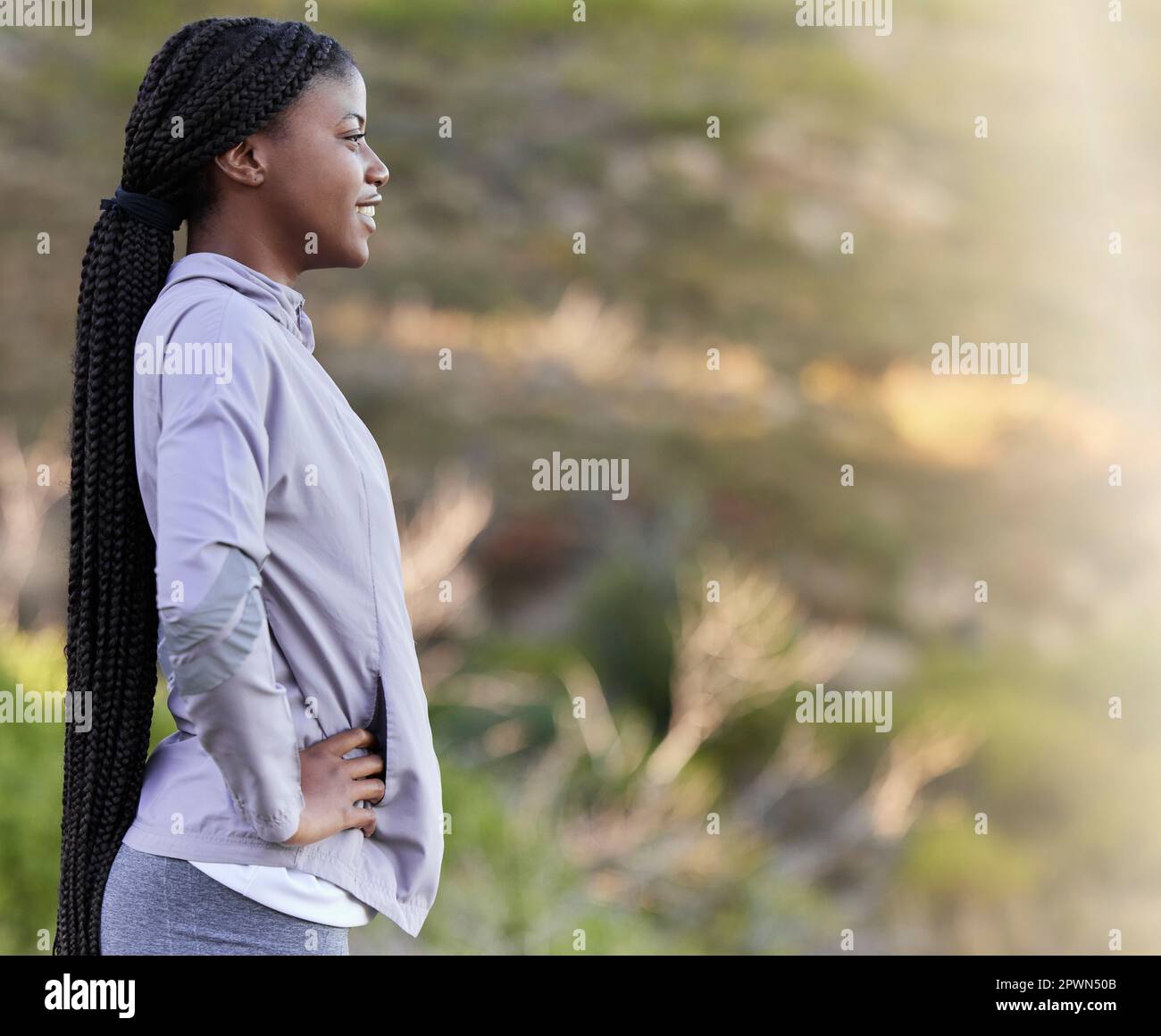 Femme noire, athlète et dans la nature pour la paix, se détendre et l'air frais pour le bien-être, la santé et la forme physique. Vue, femme jamaïcaine, fille et coureur de repos, monter Banque D'Images