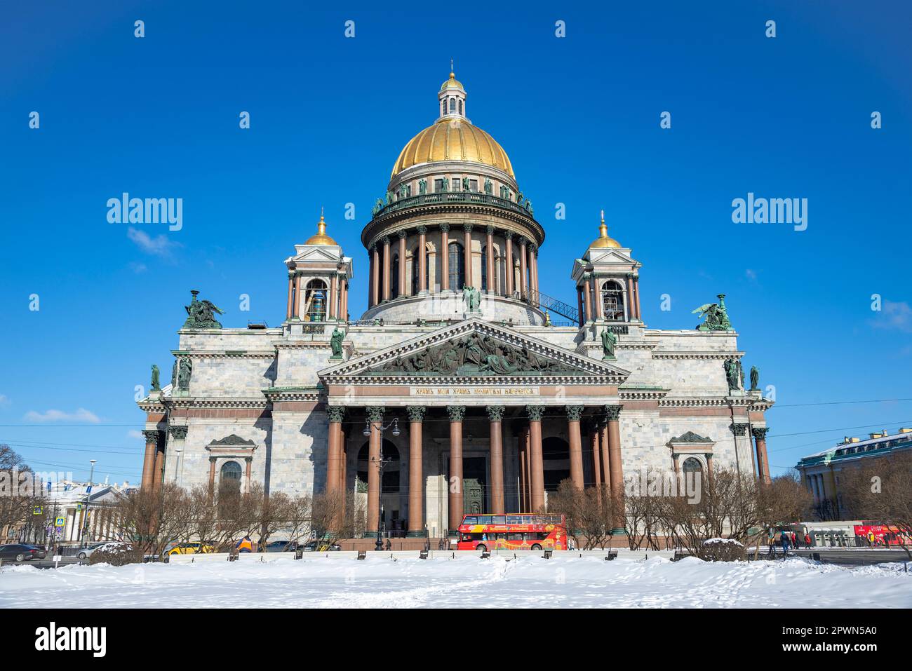 SAINT-PÉTERSBOURG, RUSSIE - 02 AVRIL 2023 : bus touristique à St. Cathédrale d'Isaac, Saint-Pétersbourg Banque D'Images