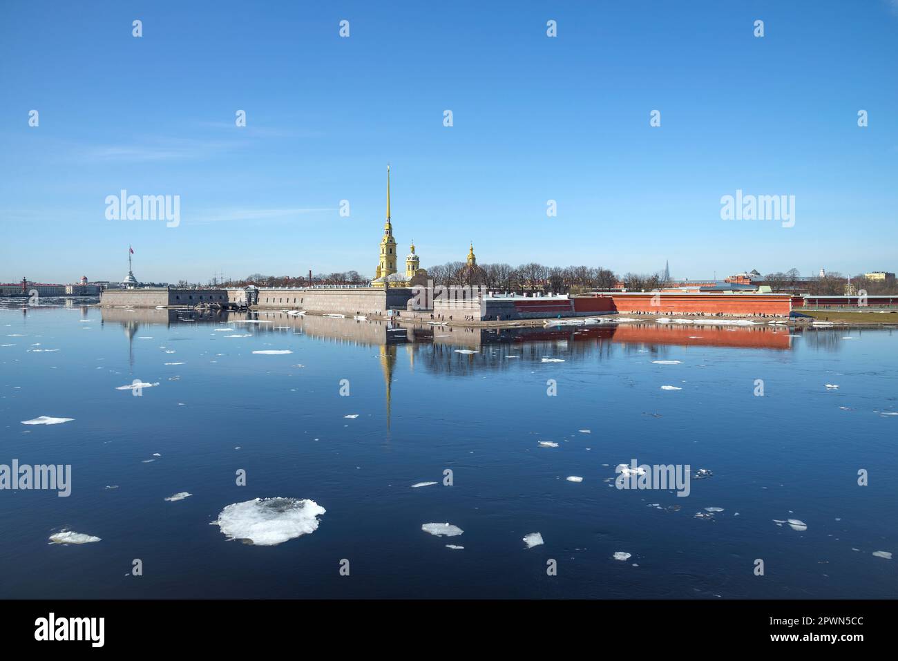 Jour de printemps aux murs de la forteresse Pierre et Paul. Saint-Pétersbourg Banque D'Images