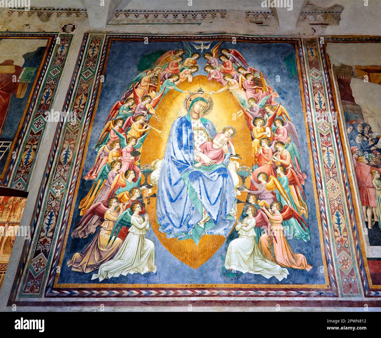 San Gimignano. Toscane. Italie. Fresques dans l'église de San Lorenzo à Ponte. Madonna col Bambino dans gloria (Madonna avec l'enfant dans la gloire) par Simone M. Banque D'Images