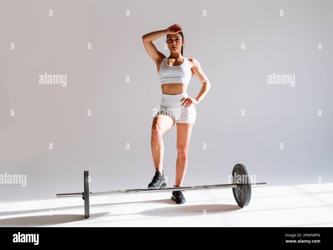 Une Jeune Athlète Féminine S'entraîne Dans Une Salle De Sport à L'aide ...