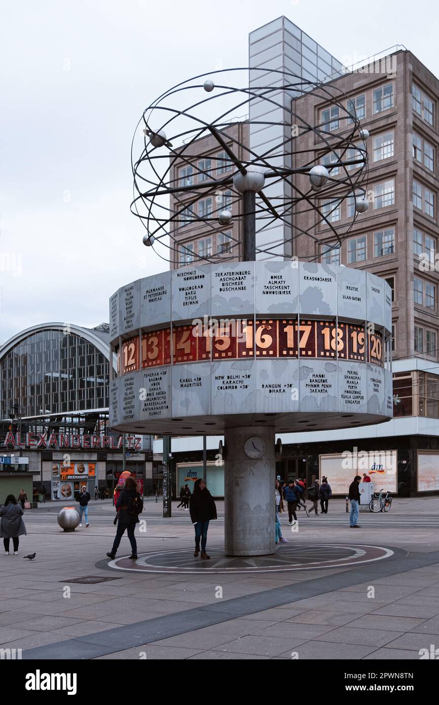 Alexanderplatz est une place publique animée de Berlin, en Allemagne. L'horloge Alexanderplatz, également connue sous le nom de World T, est l'un de ses monuments les plus emblématiques Banque D'Images