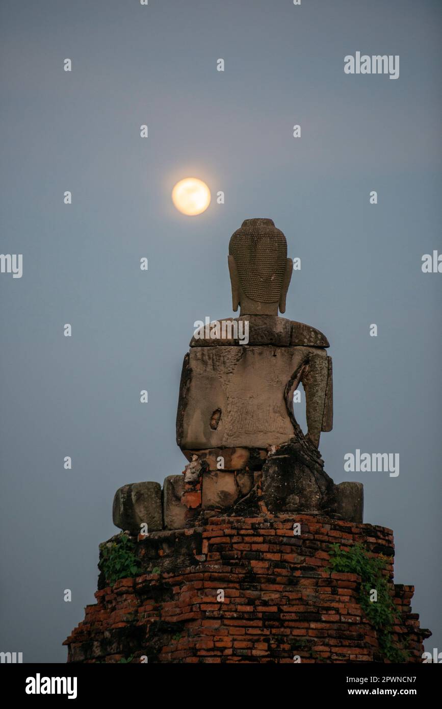 A Stupa au Wat Chai Watthanaram par pleine lune dans la ville Ayutthaya dans la province d'Ayutthaya en Thaïlande, Ayutthaya, novembre 2022 Banque D'Images