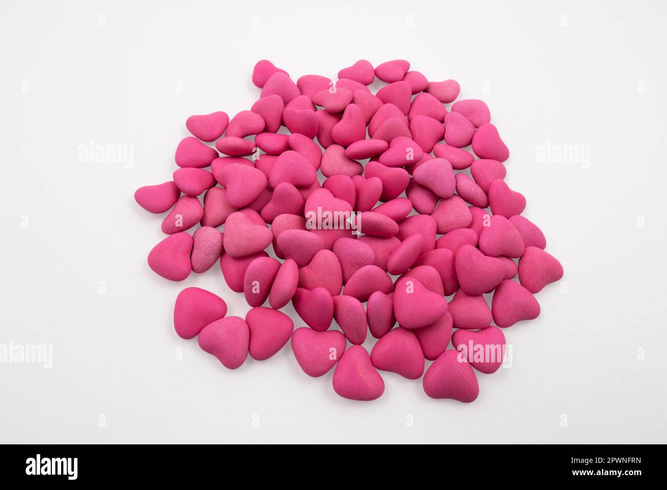 Bouquet de bonbons roses sous forme de coeurs (gros plan) isolés sur fond blanc. Vue de dessus Banque D'Images