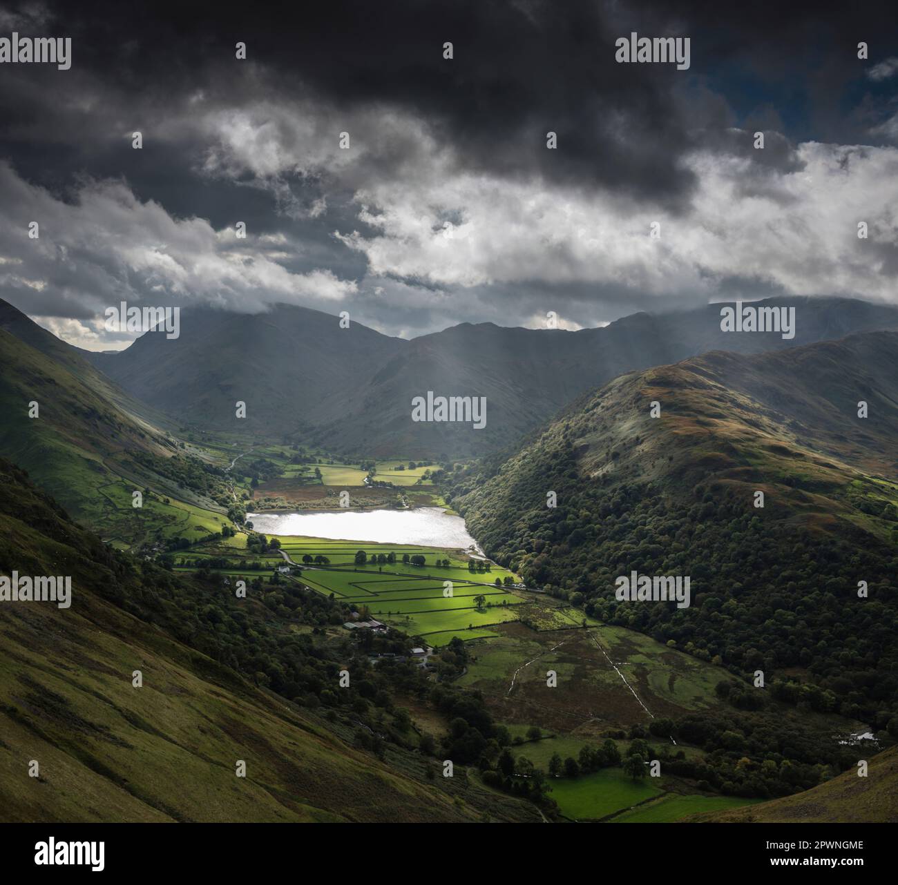 Vue panoramique sur le lac, sur Brotherswater et Kirkstone Pass, quartier des lacs anglais. Banque D'Images