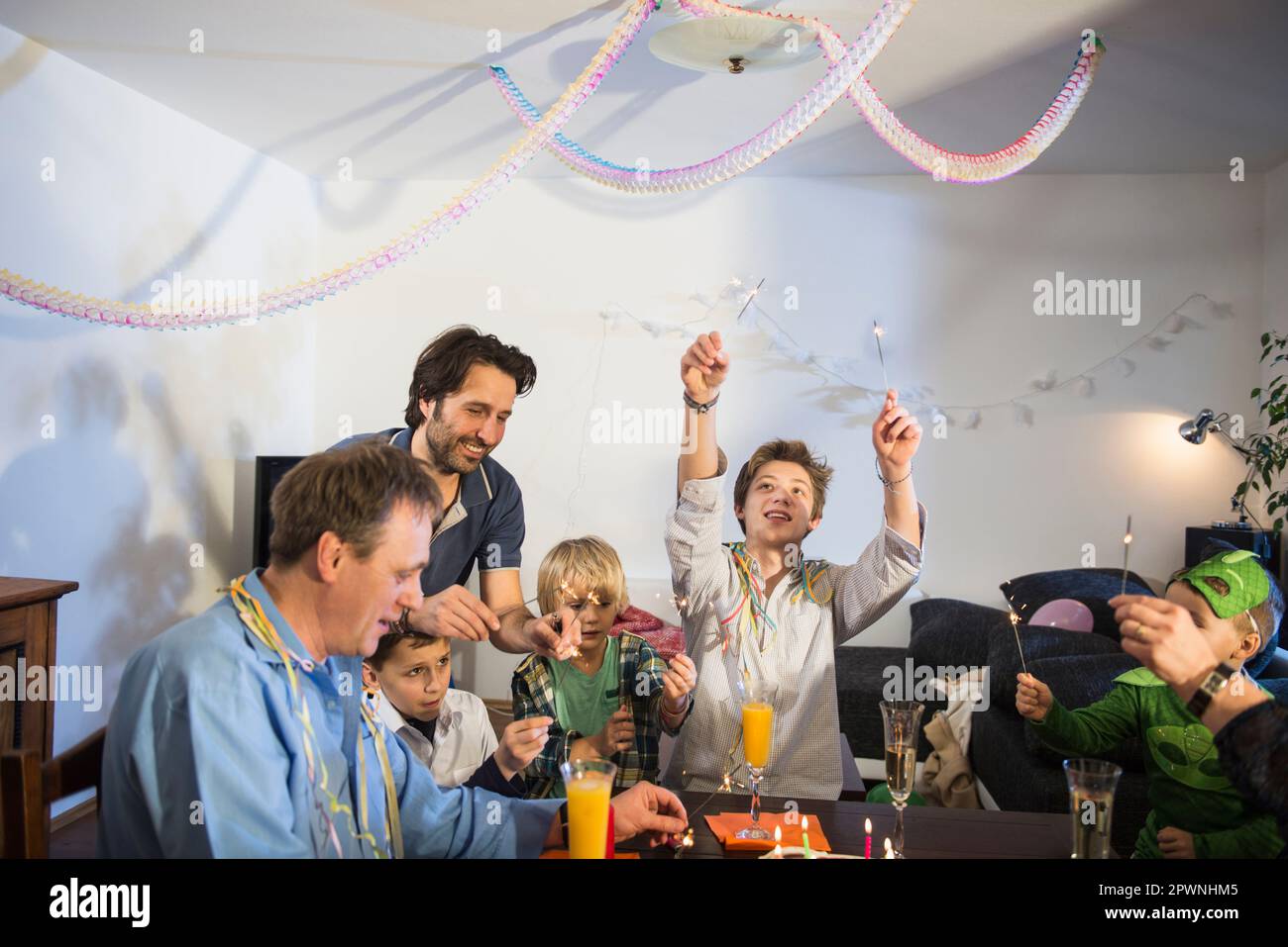 Family celebrating a Birthday party Banque D'Images