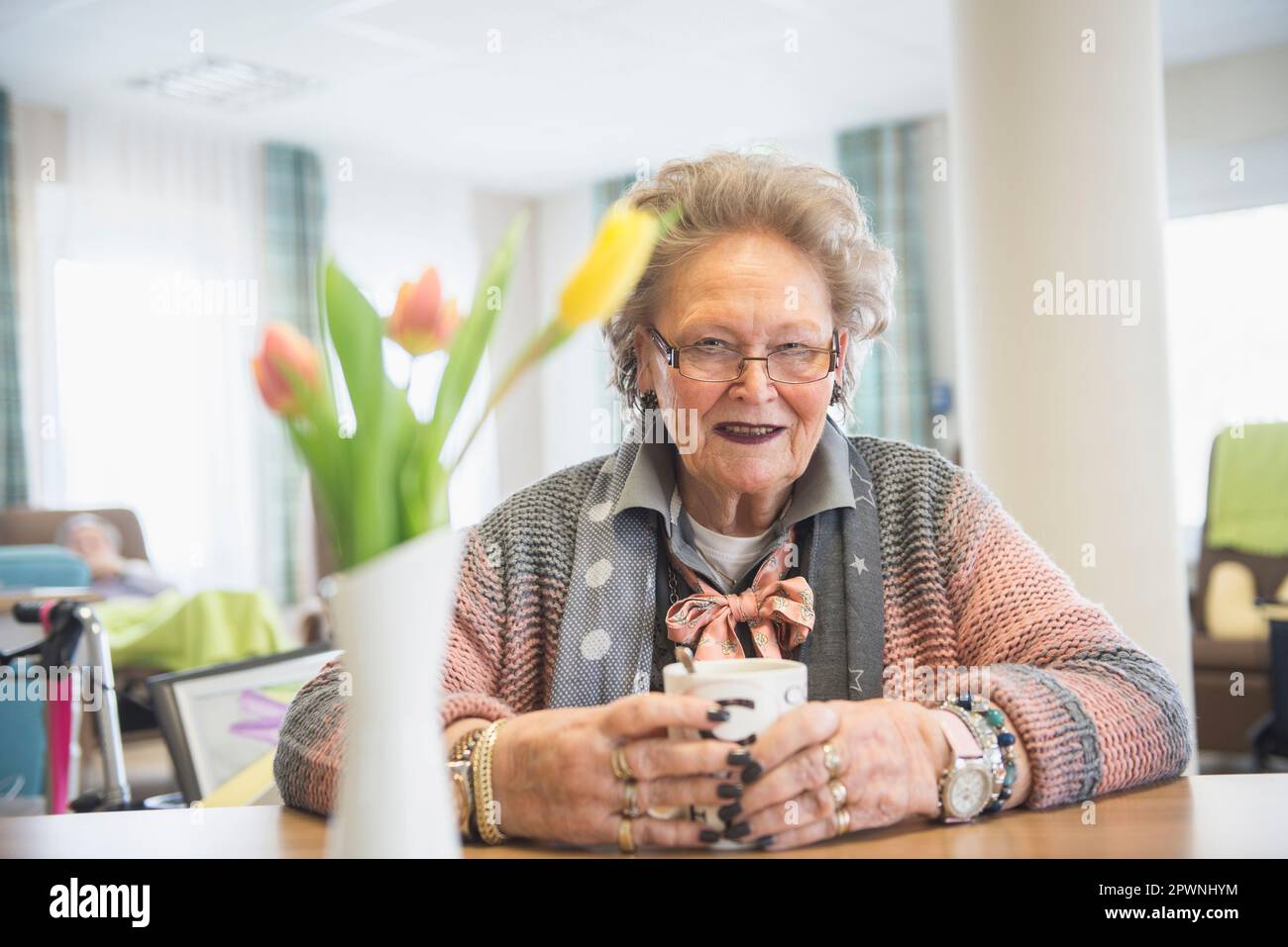 Femme âgée avec café au repos à la maison Banque D'Images