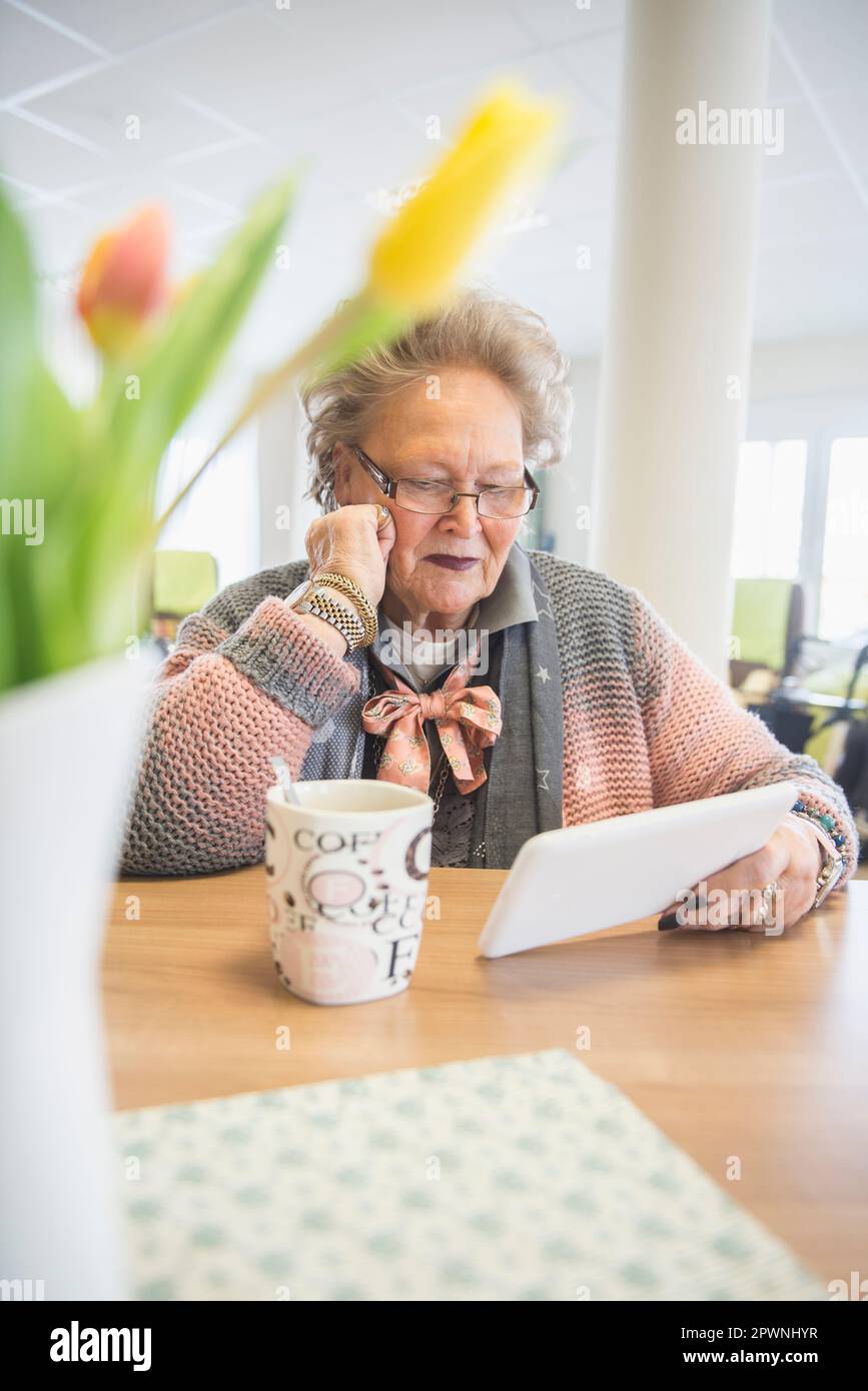 Senior woman using digital tablet Banque D'Images