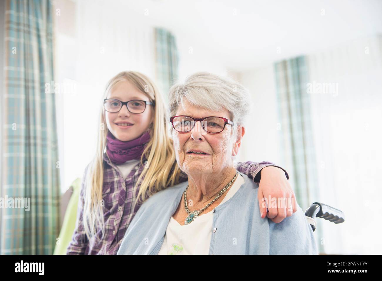 Grand-mère et petite-fille à la maison de repos Banque D'Images