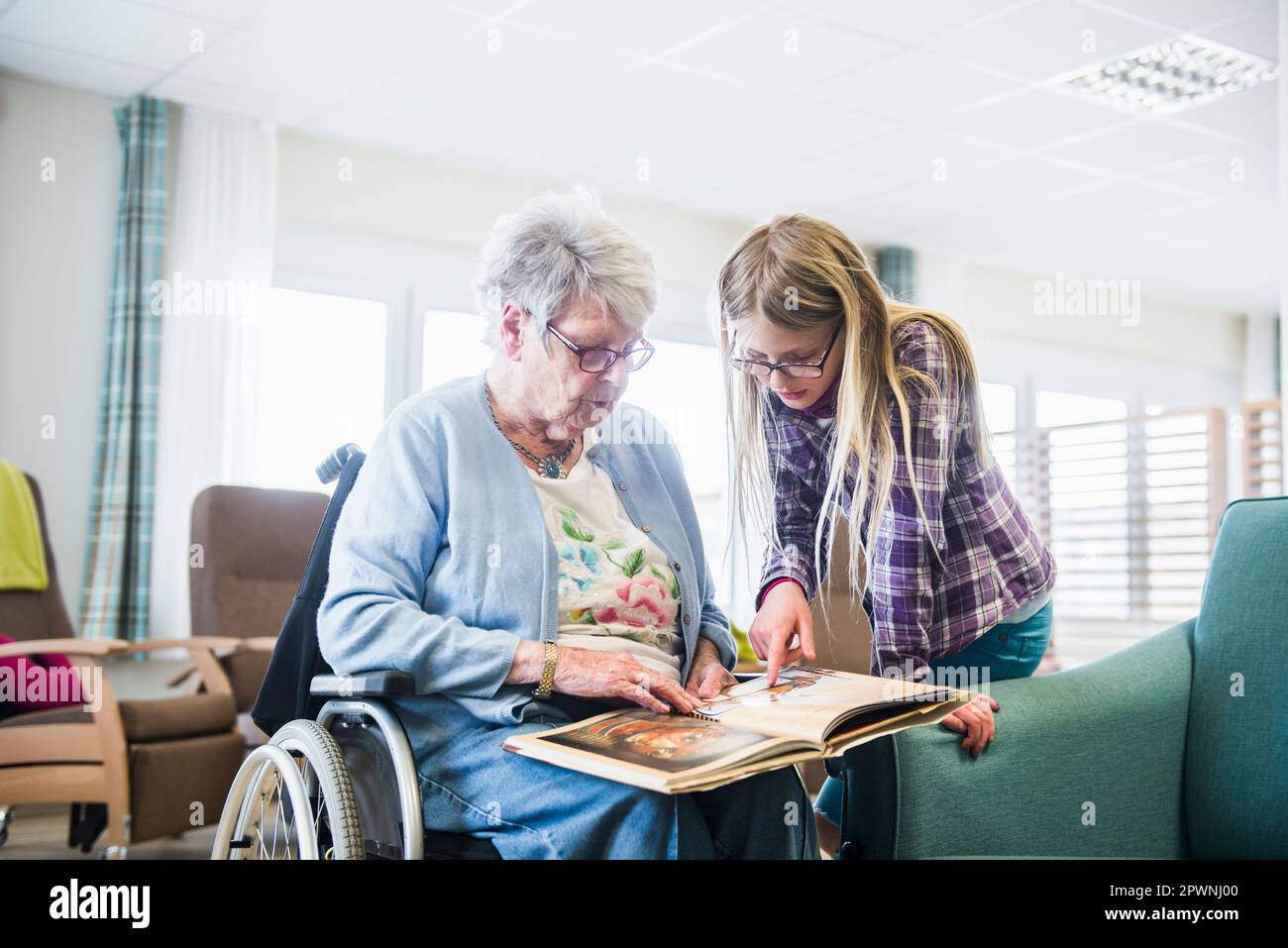 Grand-mère et petite-fille de lire un livre Banque D'Images