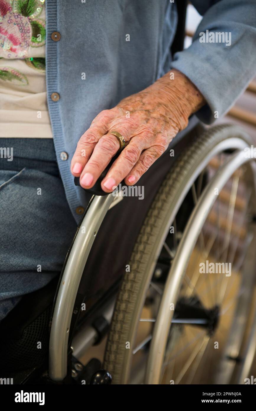 Senior woman in a wheelchair Banque D'Images