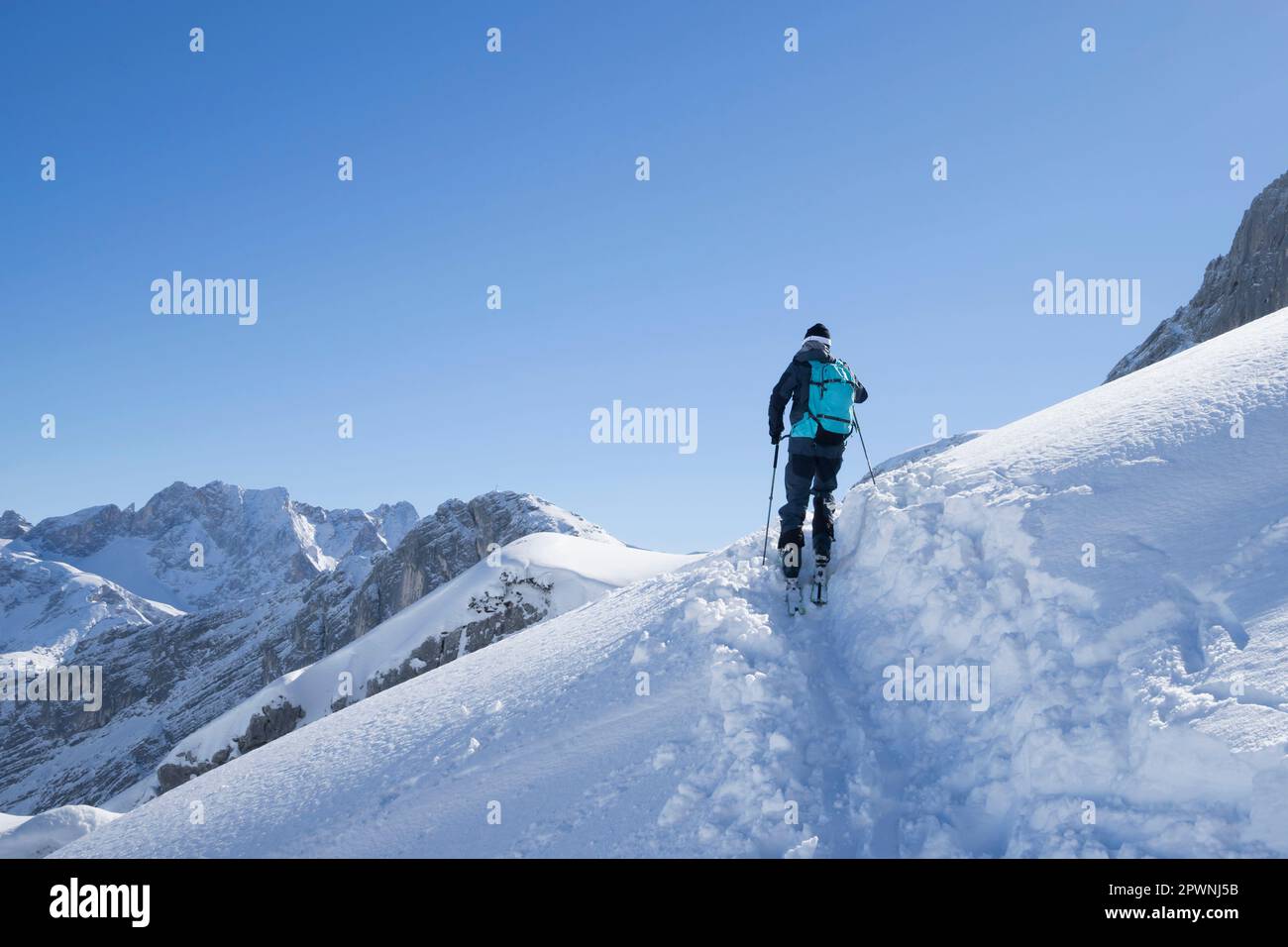 Vue à angle bas du skieur grimpant la piste de ski, Bavière, Allemagne, Europe Banque D'Images