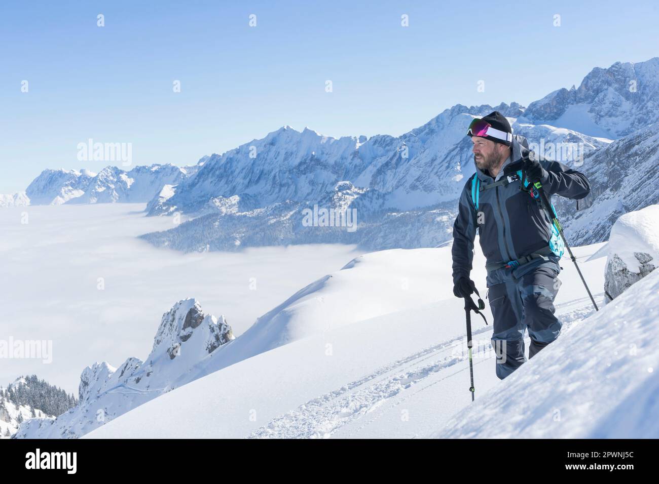 Skieur grimpant la piste de ski, Bavière, Allemagne, Europe Banque D'Images
