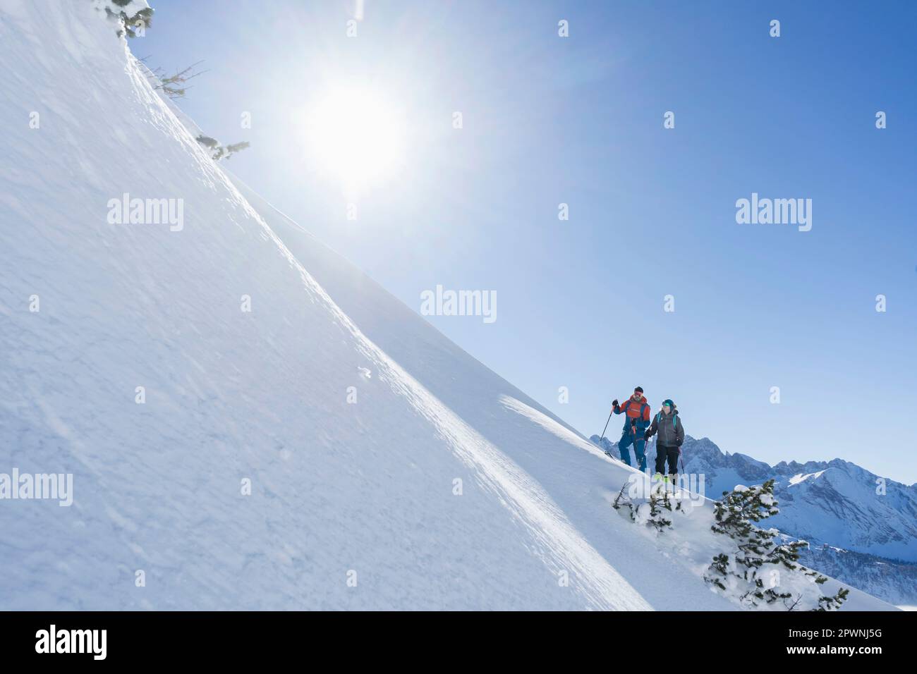Couple de grimper la pente de ski dans la région de Bavière, Allemagne, Europe Banque D'Images