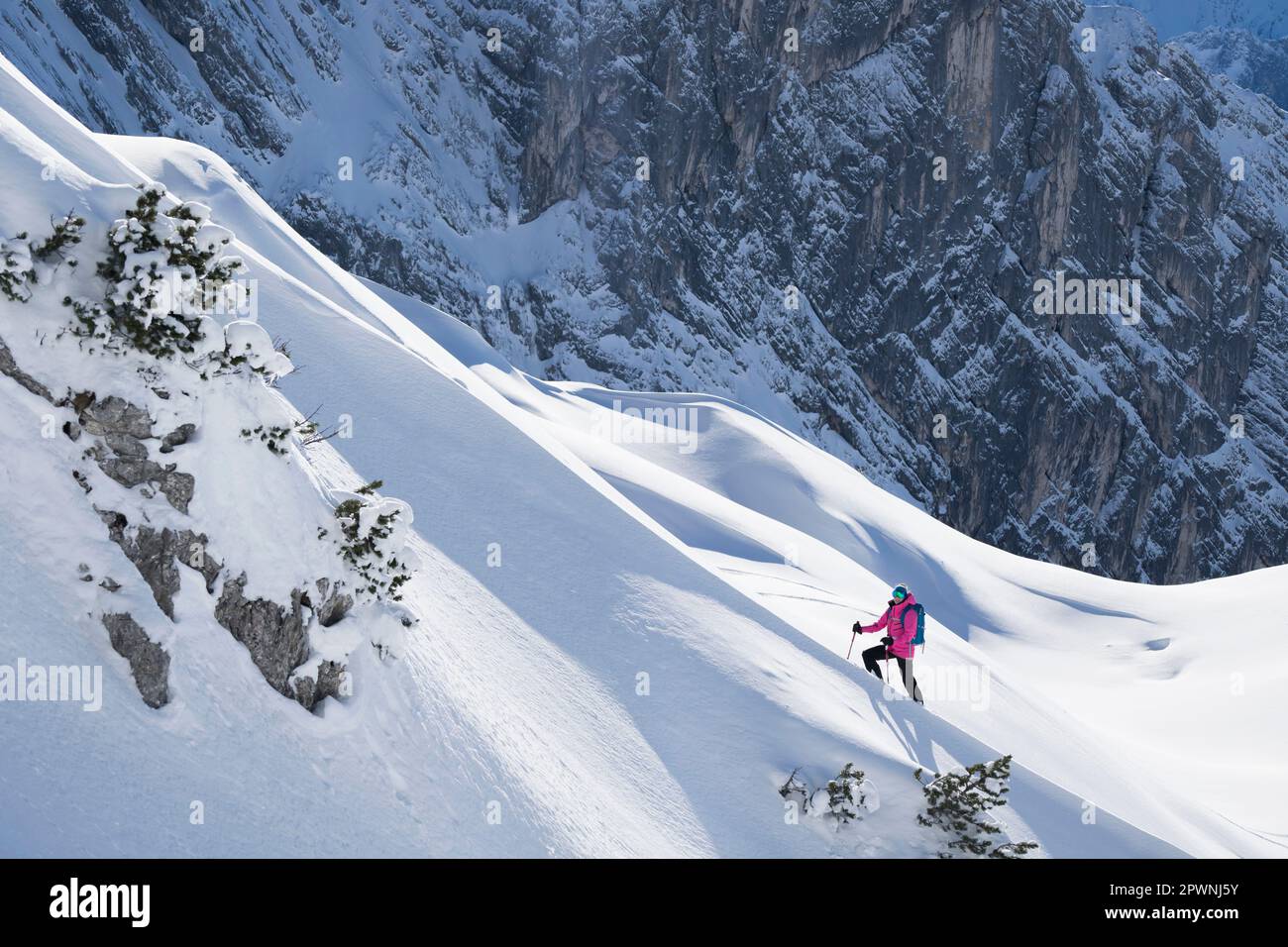 Femme de grimper la pente de ski, Bavaria, Germany, Europe Banque D'Images