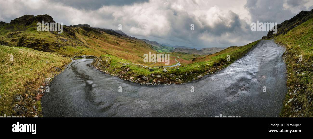 Vue panoramique du passage de HardKnott entre les deux coudes de la goupille en U supérieure. C'est la route la plus raide d'Angleterre avec des pentes de 30%, Eskdale, Cumbria. Banque D'Images