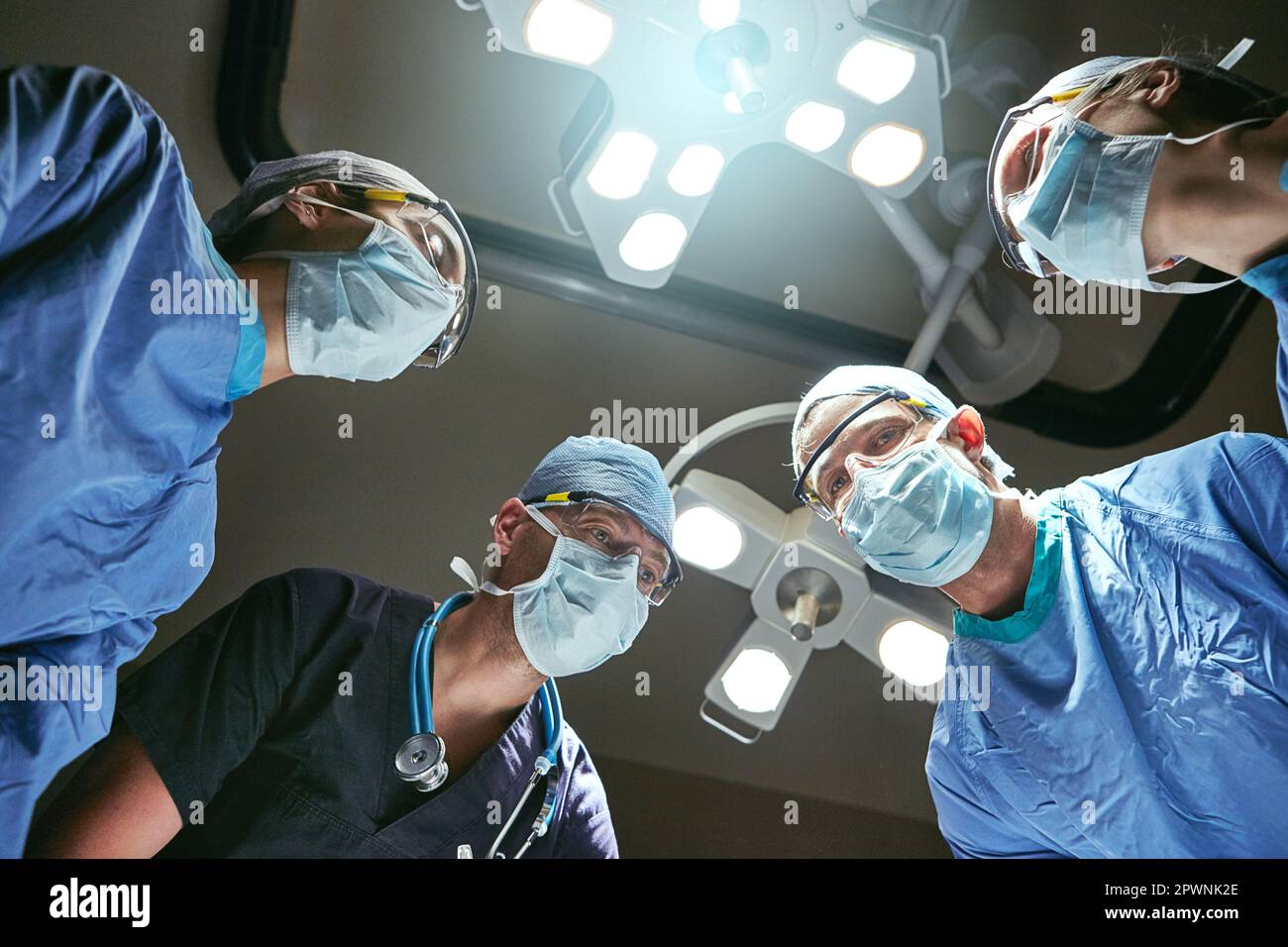 Sauver des vies est leur spécialité. Prise de vue à angle bas des chirurgiens dans une salle d'opération. Banque D'Images