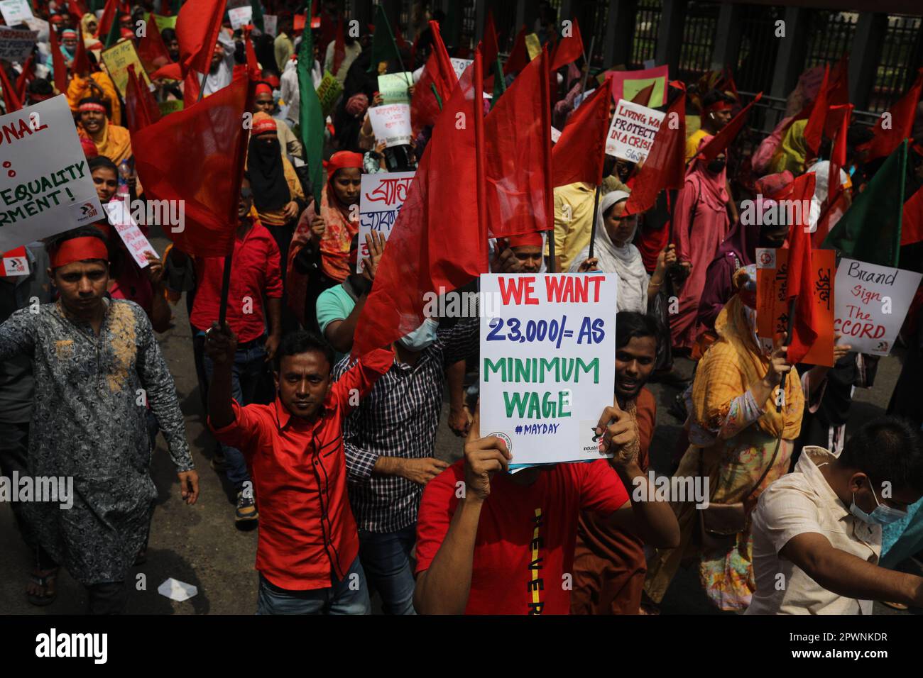 DHAKA, BANGLADESH - 1 MAI : des travailleurs du vêtement du Bangladesh et d'autres militants d'organisations syndicales participent à un rassemblement pour marquer le jour de mai ou International Banque D'Images