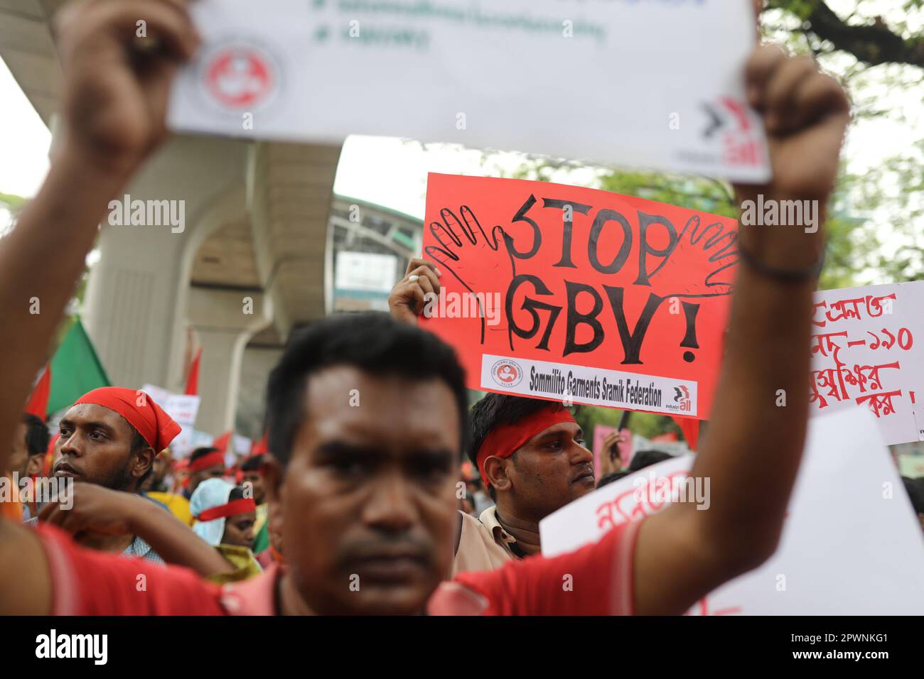 DHAKA, BANGLADESH - 1 MAI : des travailleurs du vêtement du Bangladesh et d'autres militants d'organisations syndicales participent à un rassemblement pour marquer le jour de mai ou International Banque D'Images