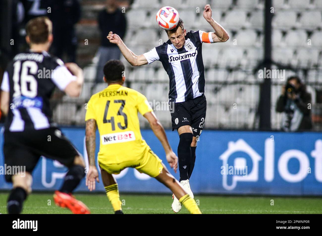 Thessalonique, Grèce. 30th avril 2023. Stefan Schwab (à droite), le joueur de PAOK, prend un titre lors d'un match de football entre le PAOK FC et le Aris FC. (Credit image: © Giannis Papanikos/ZUMA Press Wire) USAGE ÉDITORIAL SEULEMENT! Non destiné À un usage commercial ! Banque D'Images