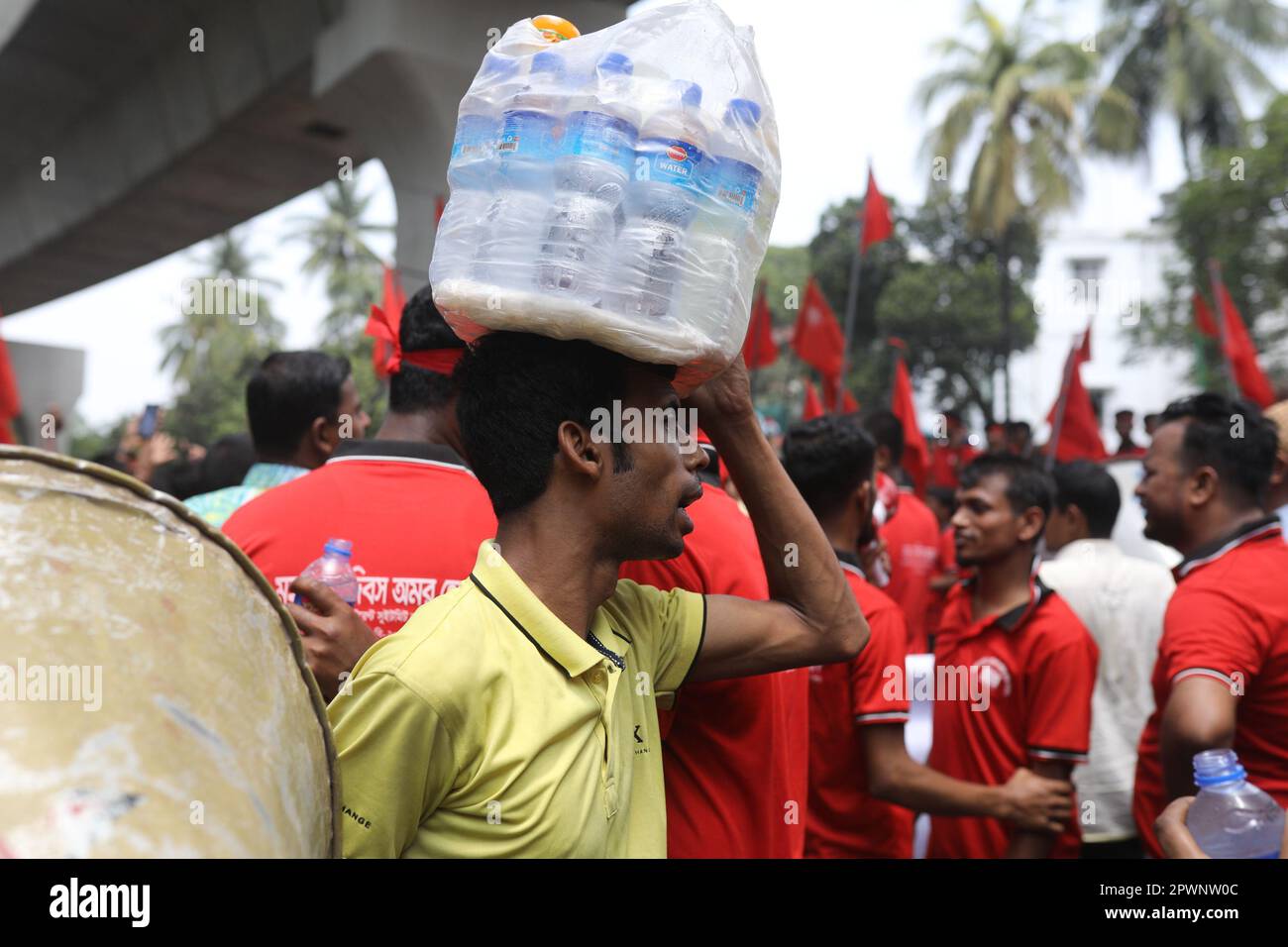 DHAKA, BANGLADESH - 1 MAI : des travailleurs du vêtement du Bangladesh et d'autres militants d'organisations syndicales participent à un rassemblement pour marquer le jour de mai ou International Banque D'Images