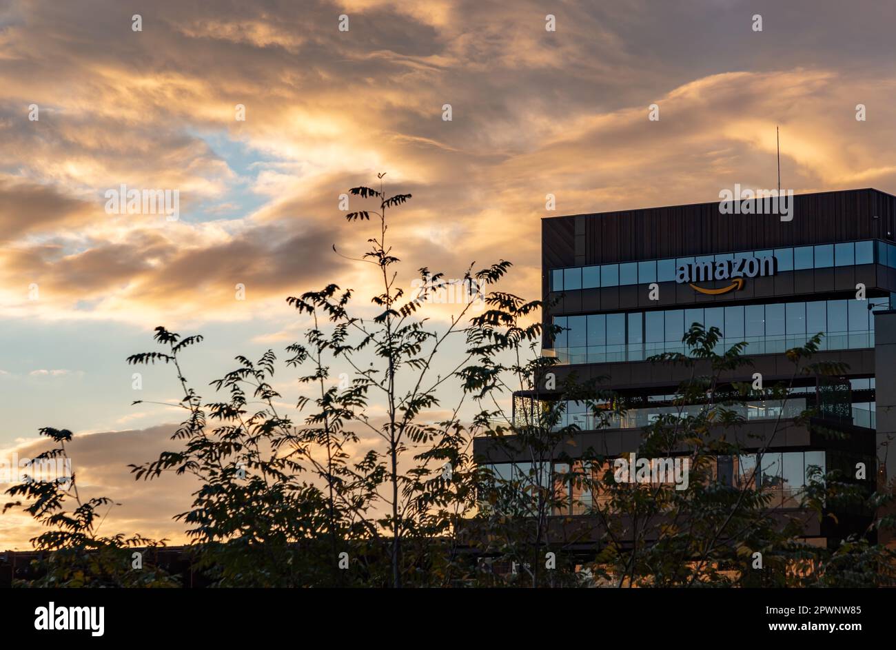 Une photo du bureau Amazon à Iasi au lever du soleil, qui fait partie du centre de développement Amazon en Roumanie. Banque D'Images