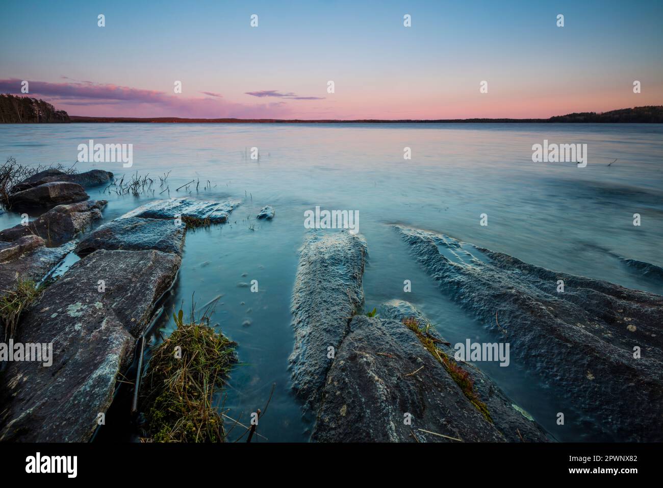 Belle soirée de printemps à Virebukt dans le lac Vansjø à Østfold, Norvège. Banque D'Images